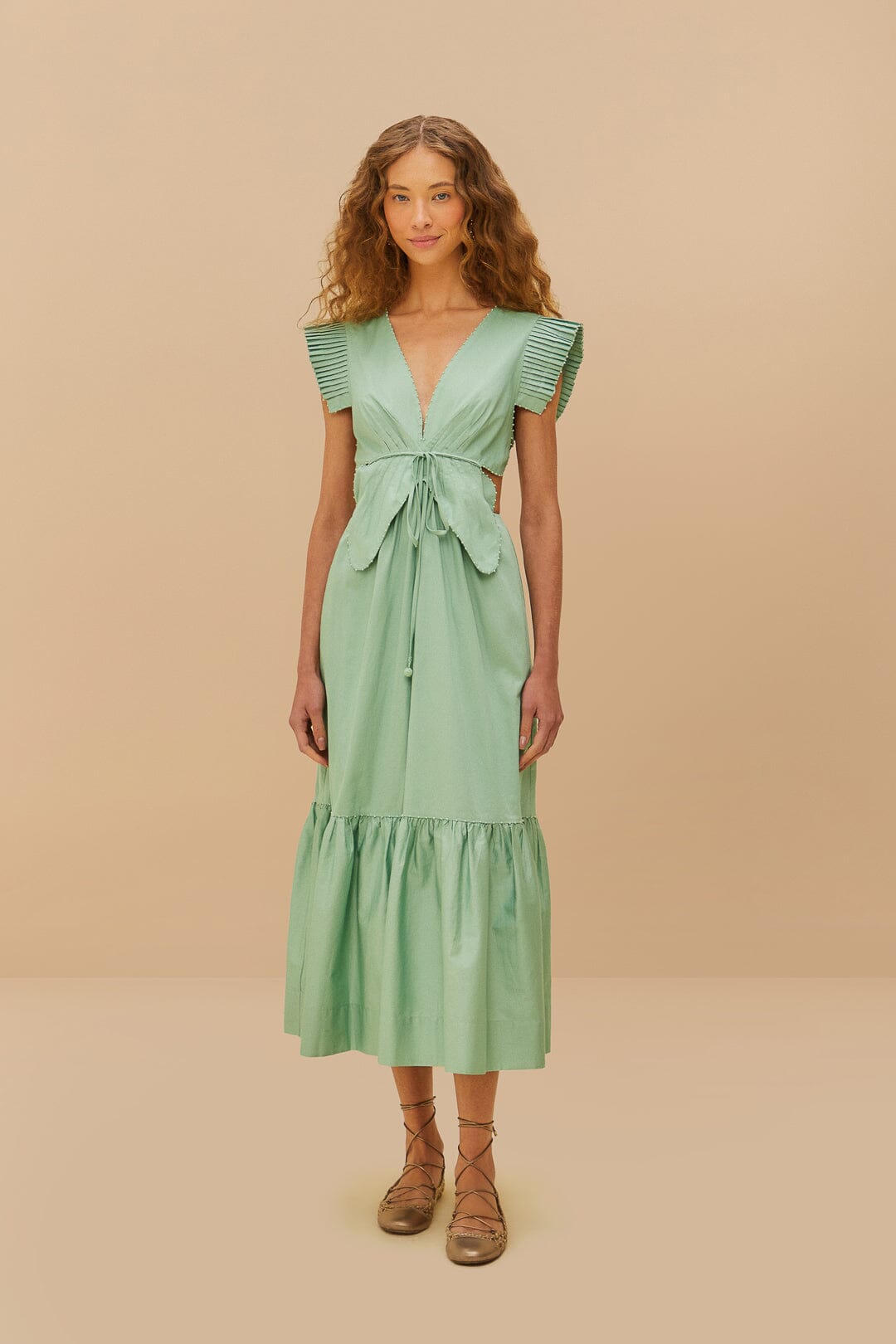 Vestido midi verde claro con corte de mariposa