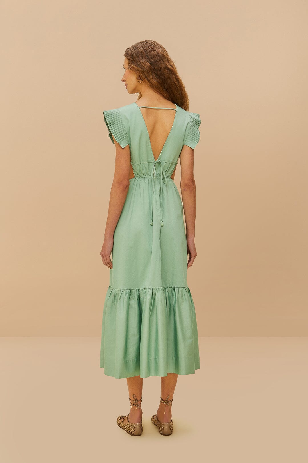 Vestido midi verde claro con corte de mariposa