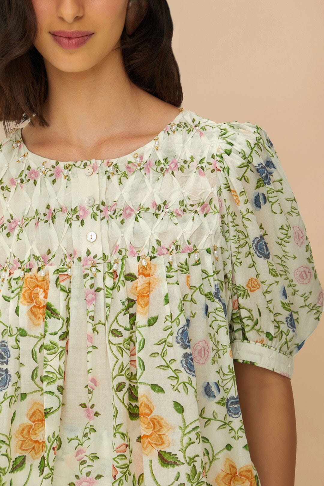 Folk Floral Off-White Cuello redondo Blusa de manga corta