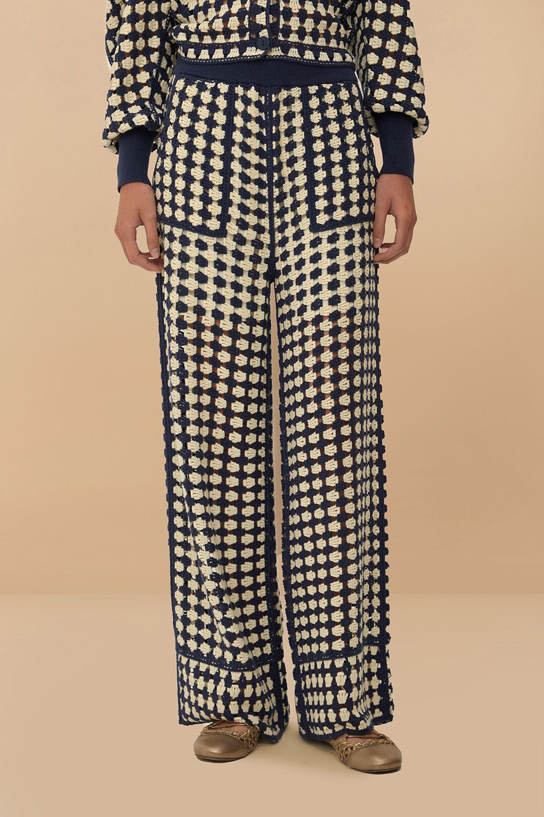 Pantalón de ganchillo azul y blanco