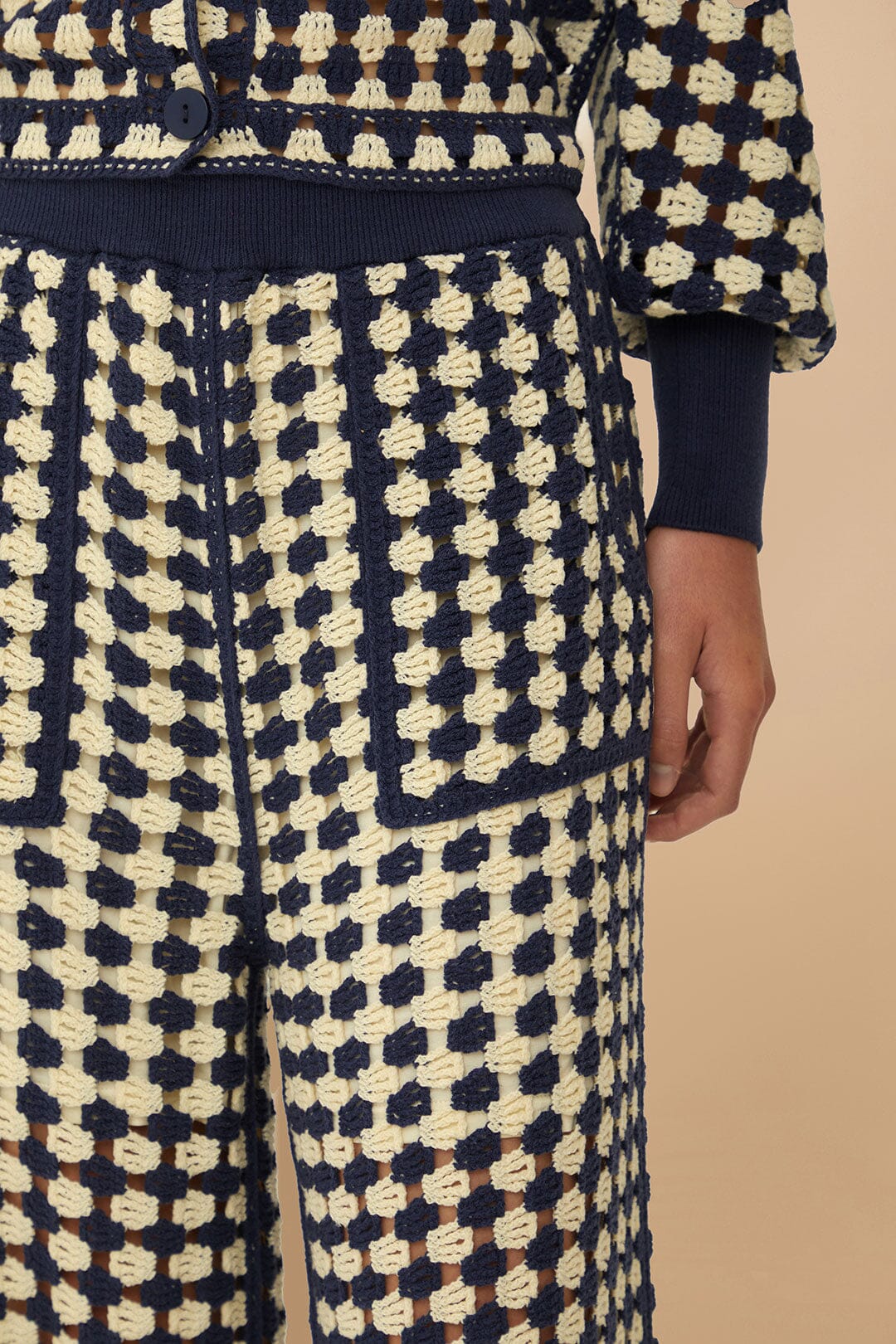 Pantalón de ganchillo azul y blanco