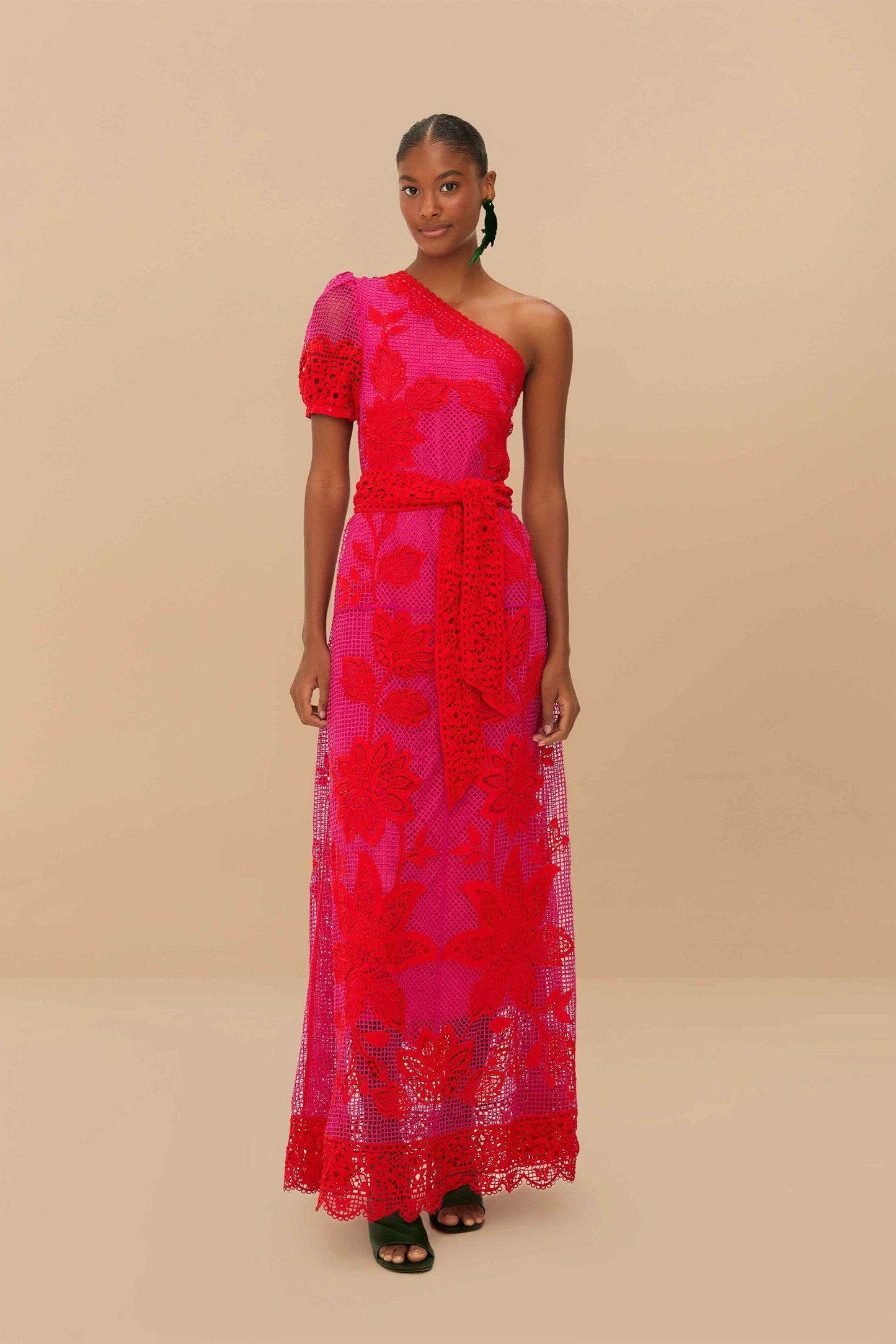 Maxivestido de un hombro de guipur bicolor