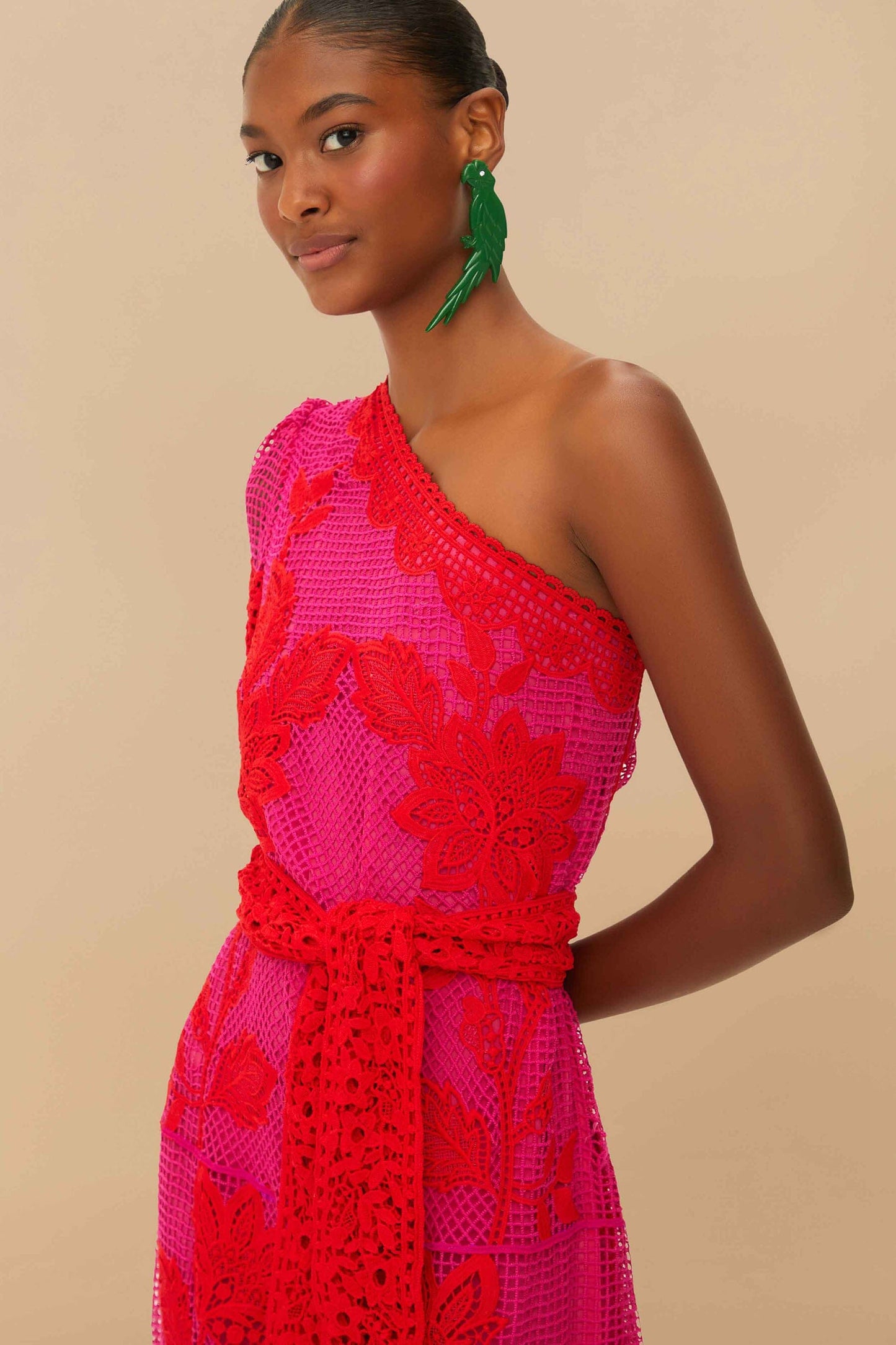 Maxivestido de un hombro de guipur bicolor