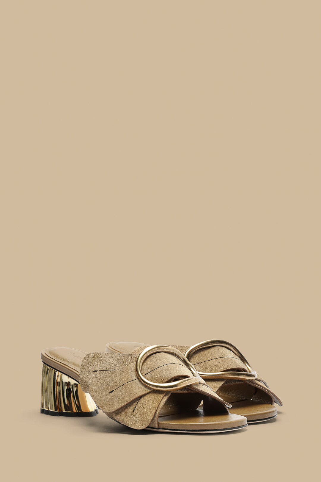 Zapatilla de tacón margarita topo