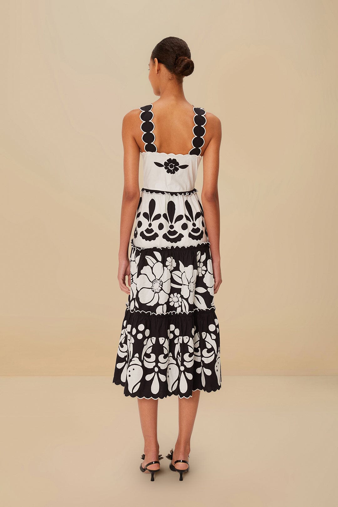 Vestido midi blanco y negro de algodón orgánico calado para el verano