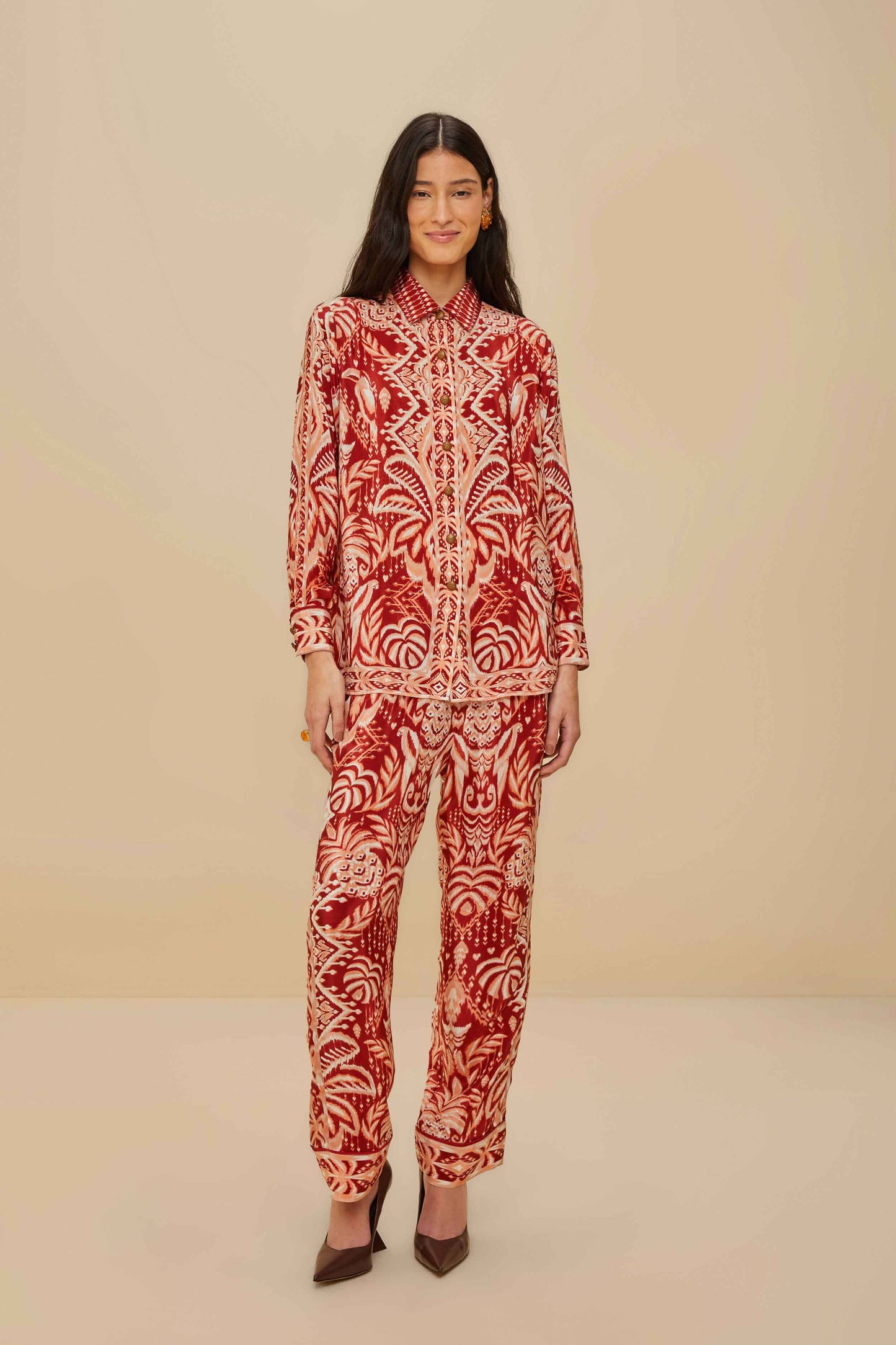 Pantalones de pijama rojos con estampado tropical