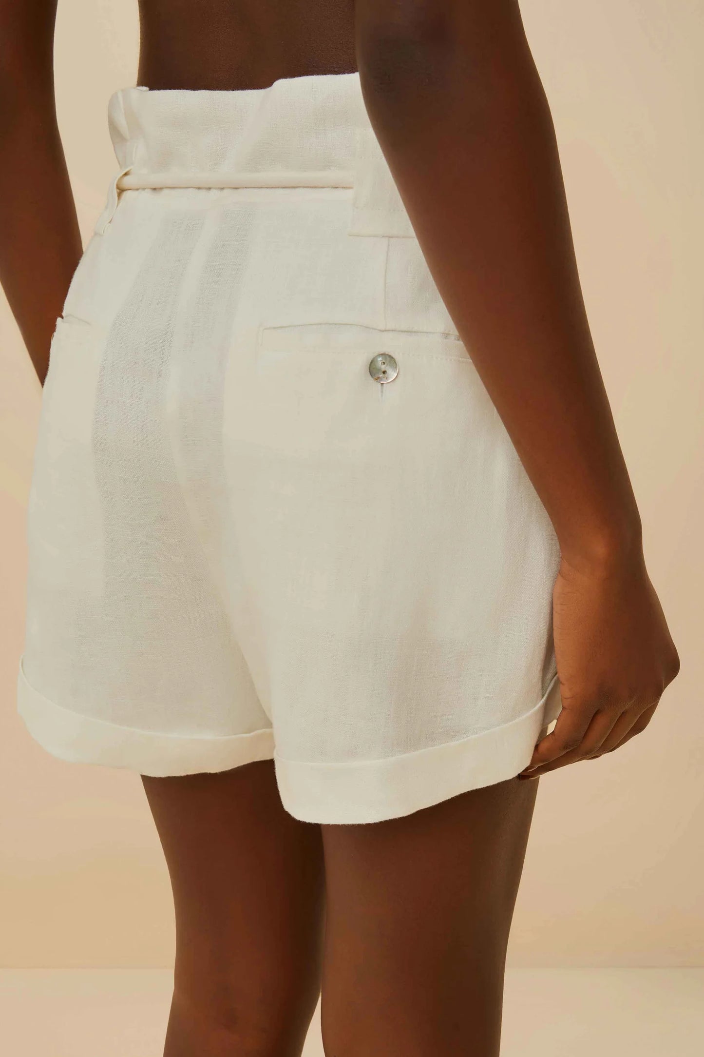 Pantalones cortos de lino premium euroflax™ con bolsillos ondulados en color hueso