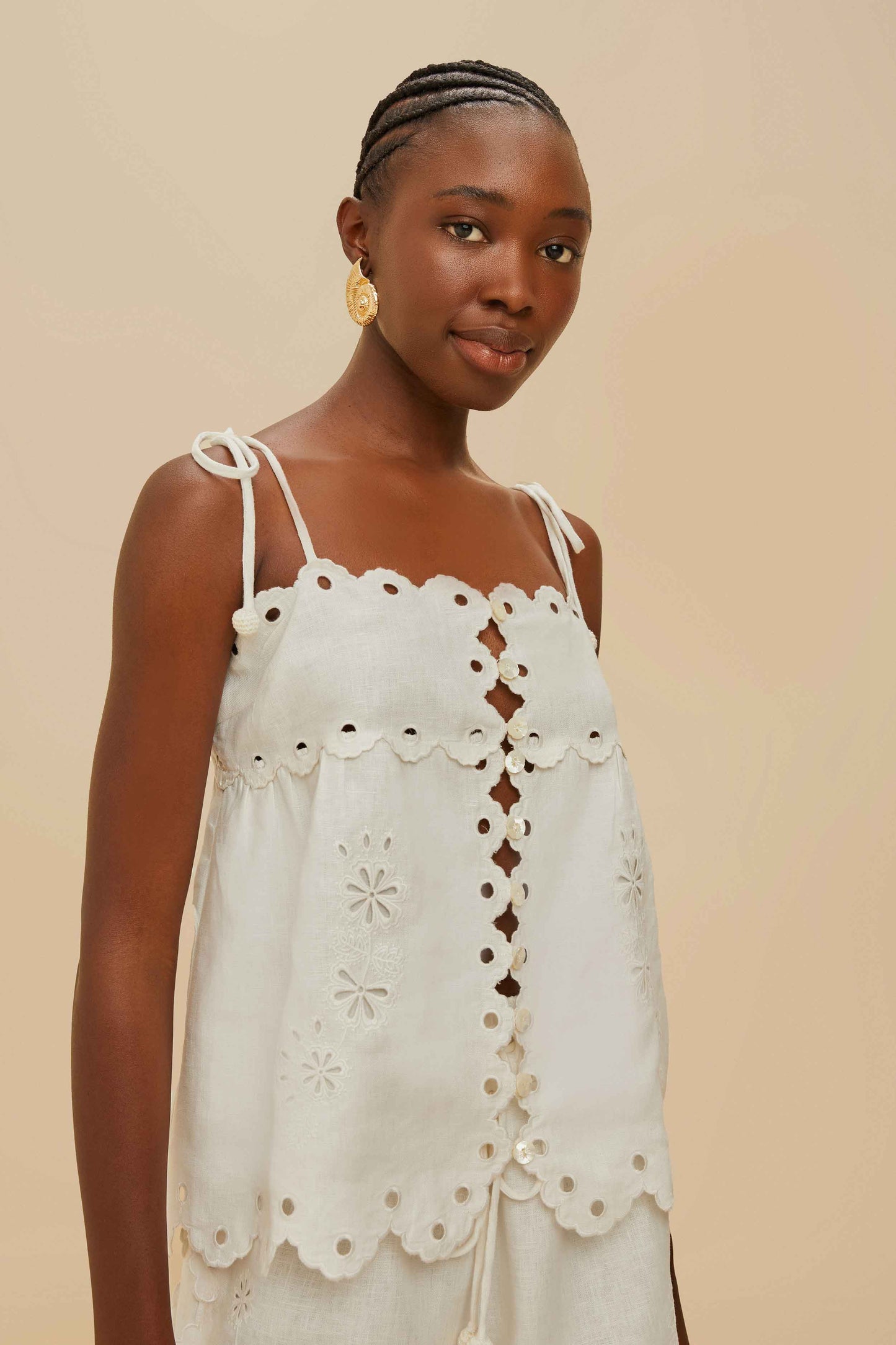 Blusa de lino premium Richelieu Euroflax™ con flores blanquecinas