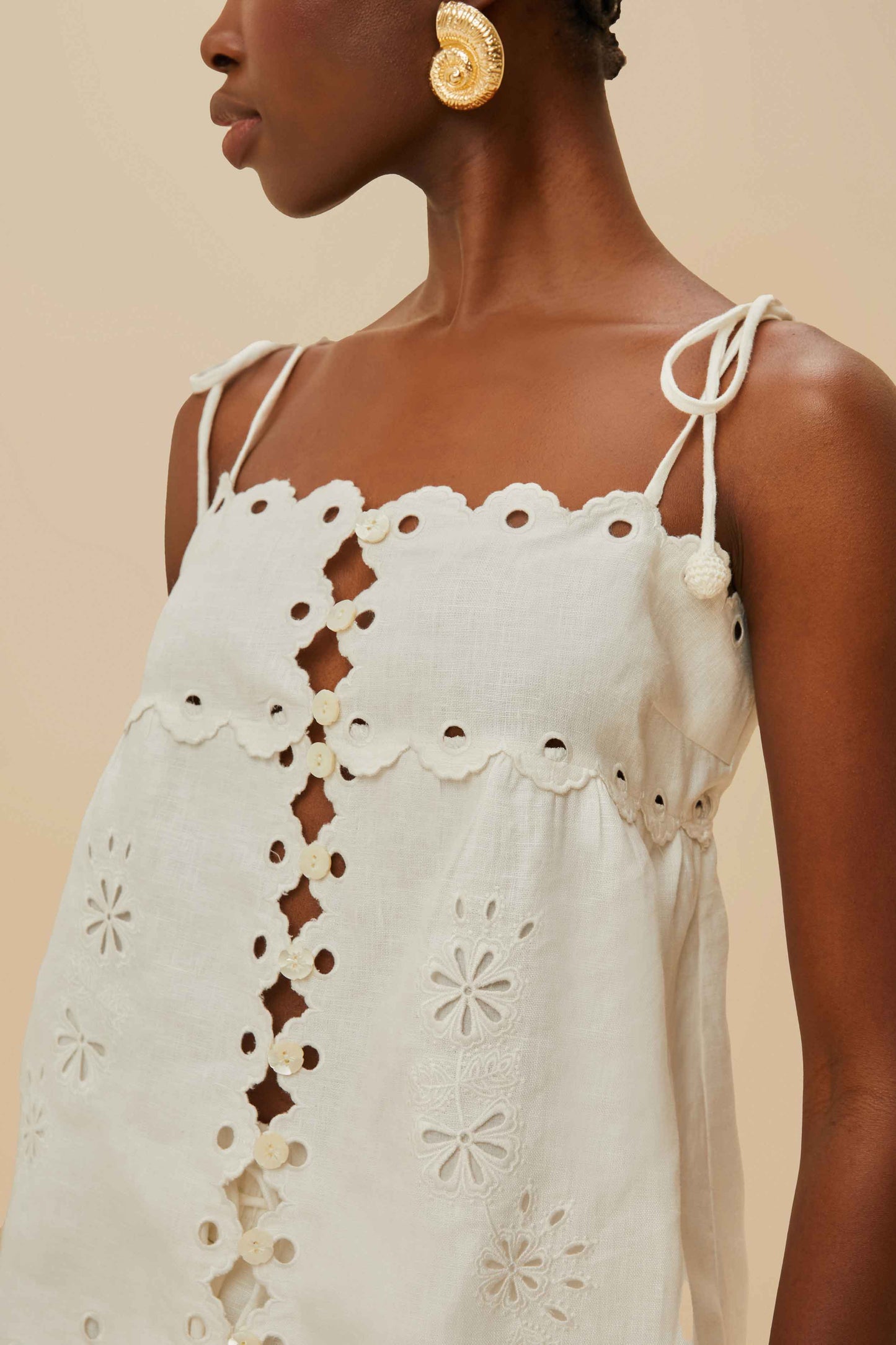 Blusa de lino premium Richelieu Euroflax™ con flores blanquecinas