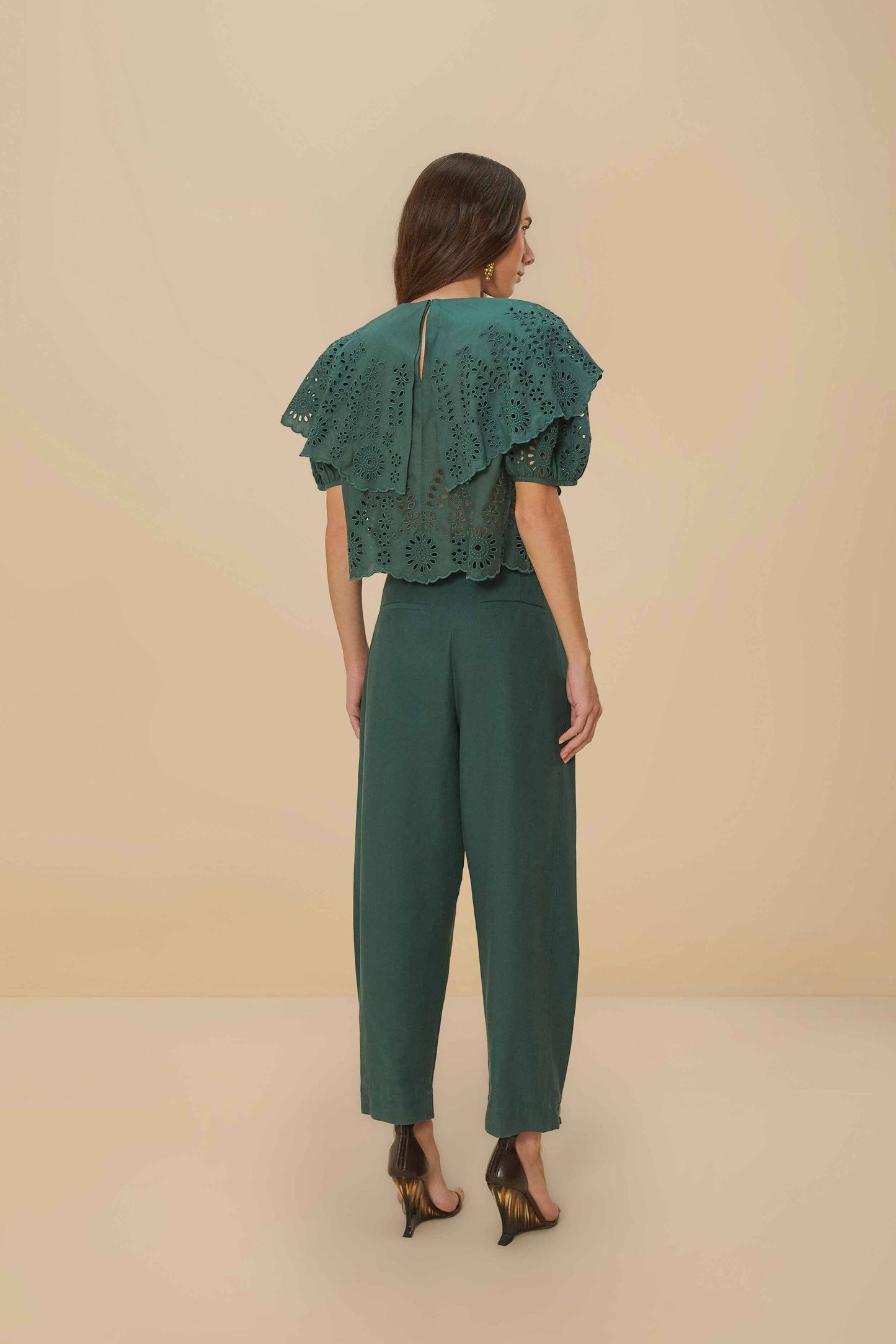 Pantalones Clochard con pespuntes en verde oscuro