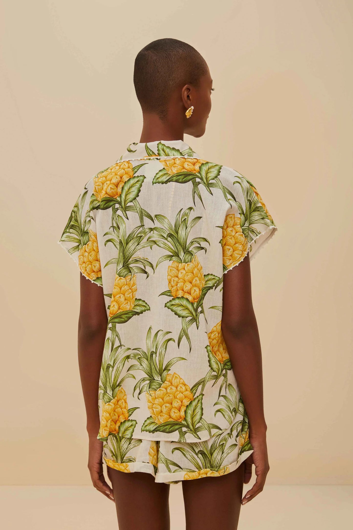 Camisa con una delicada piña en color hueso