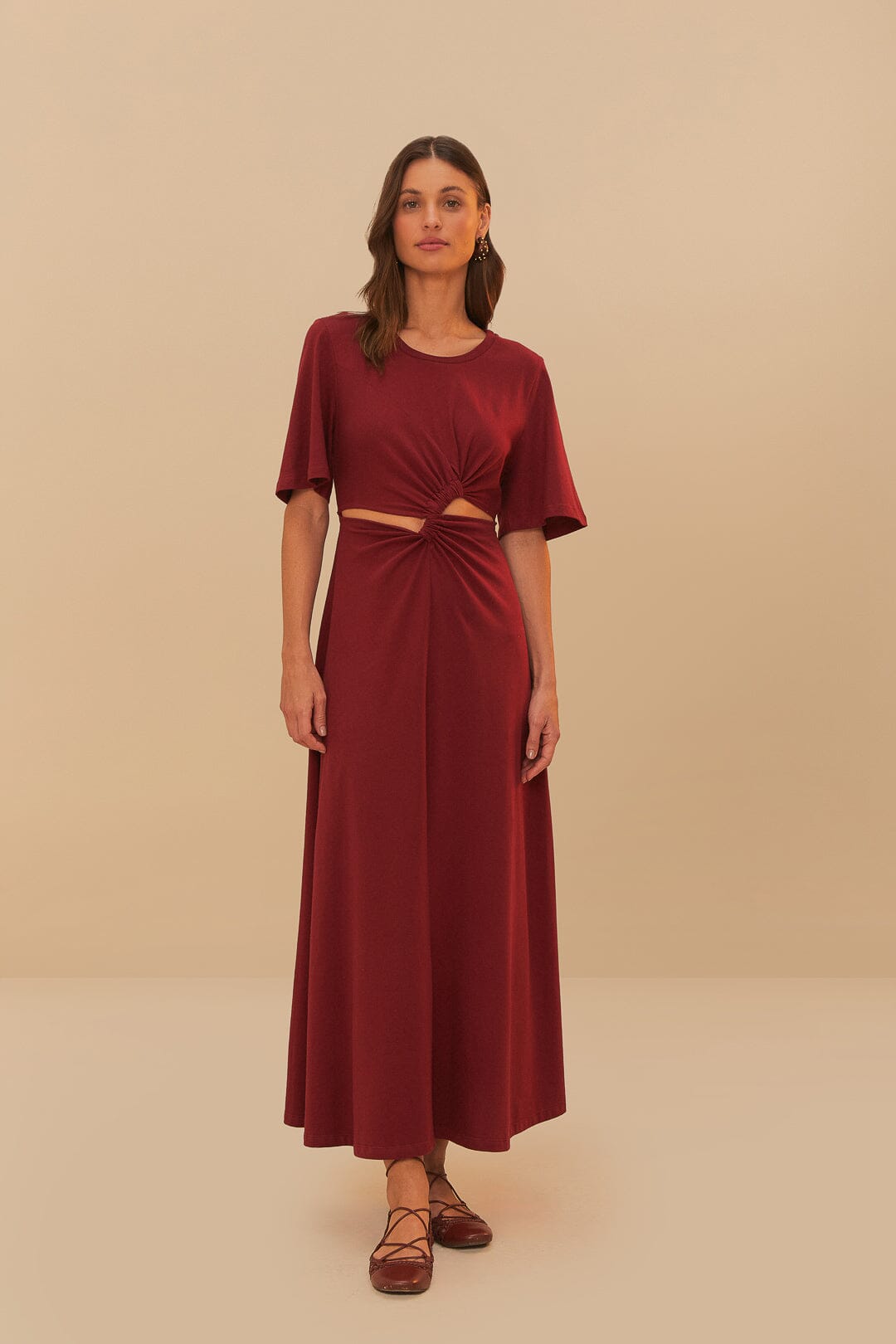 Vestido rojo de manga corta con corte midi
