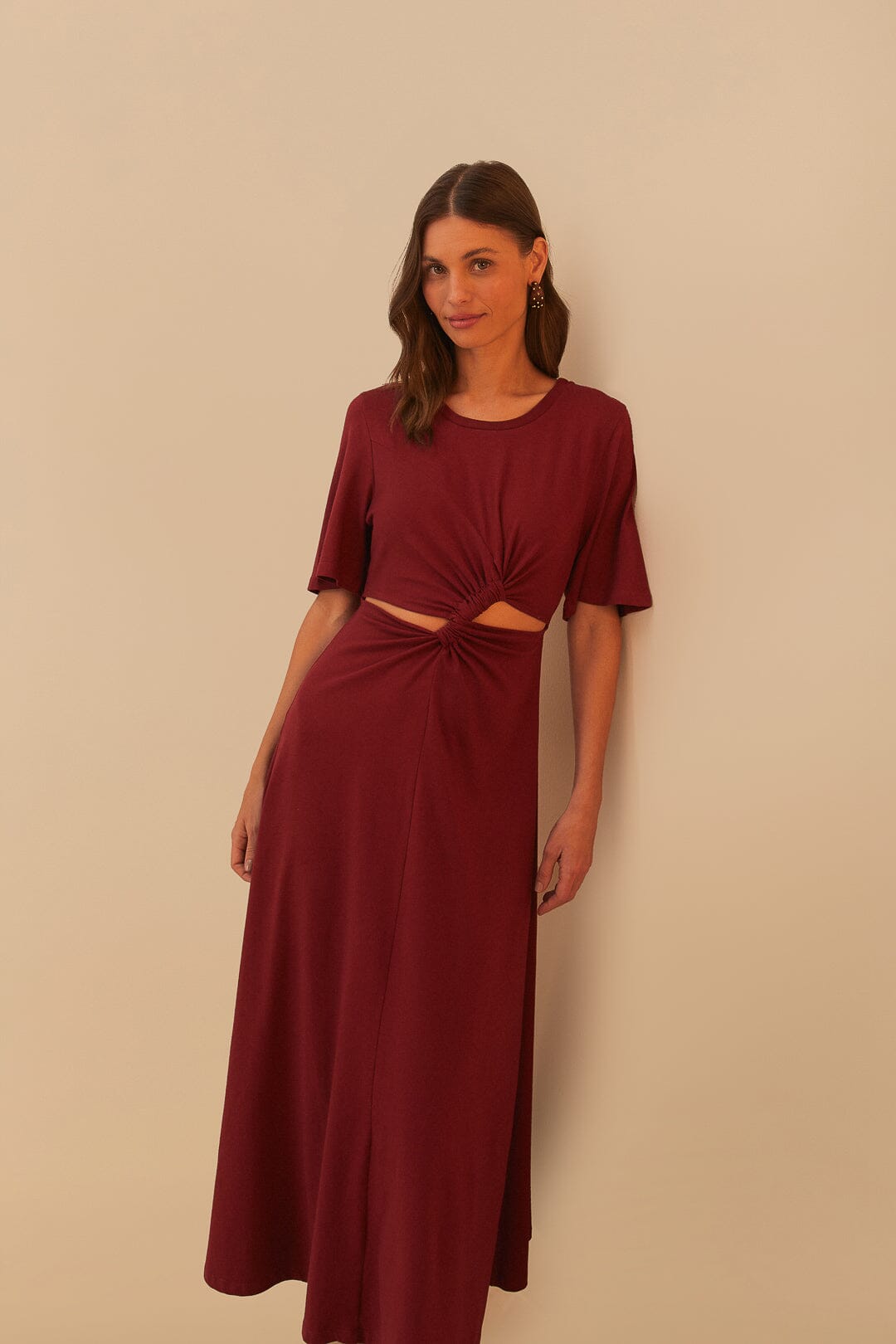 Vestido rojo de manga corta con corte midi