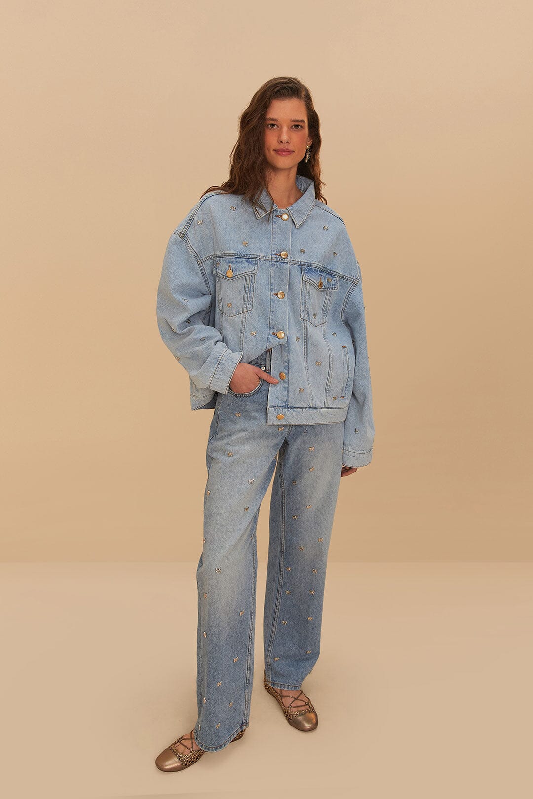 Pantalones vaqueros con lazos bordados