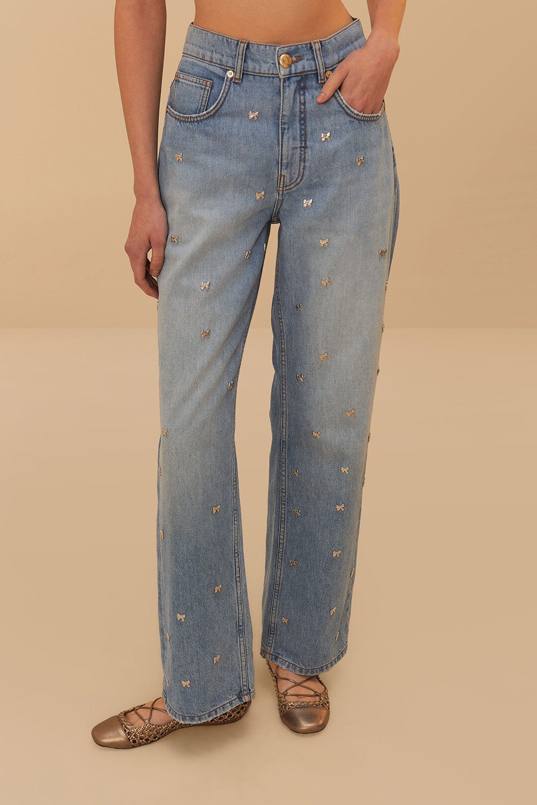 Pantalones vaqueros con lazos bordados