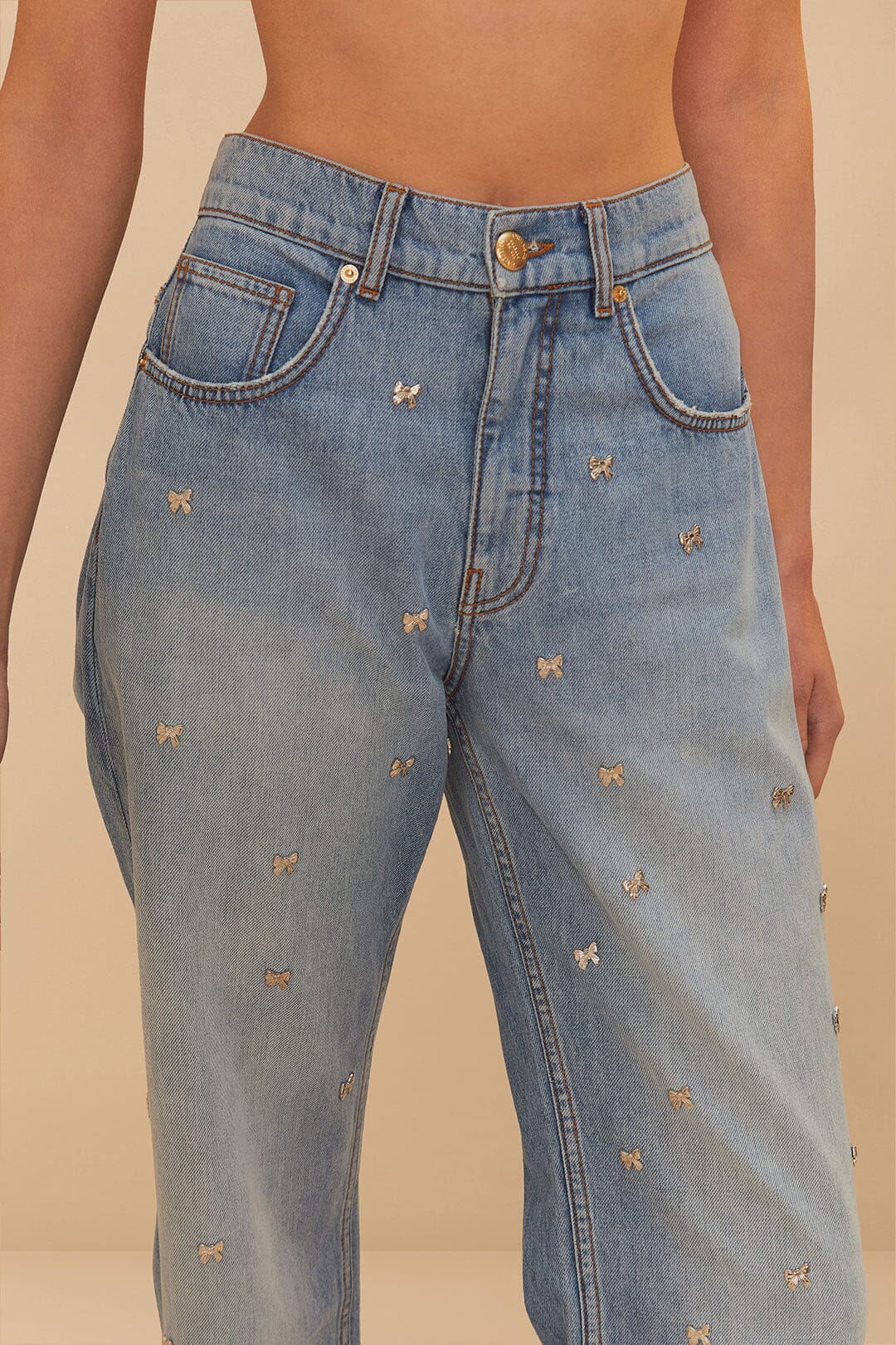 Pantalones vaqueros con lazos bordados
