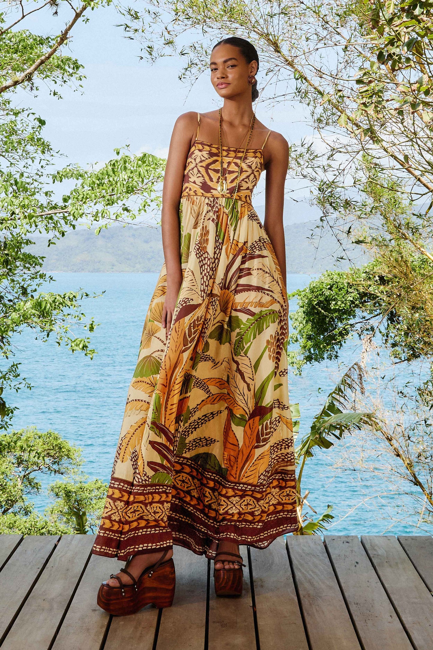 Vestido largo con estampado de hojas en arena