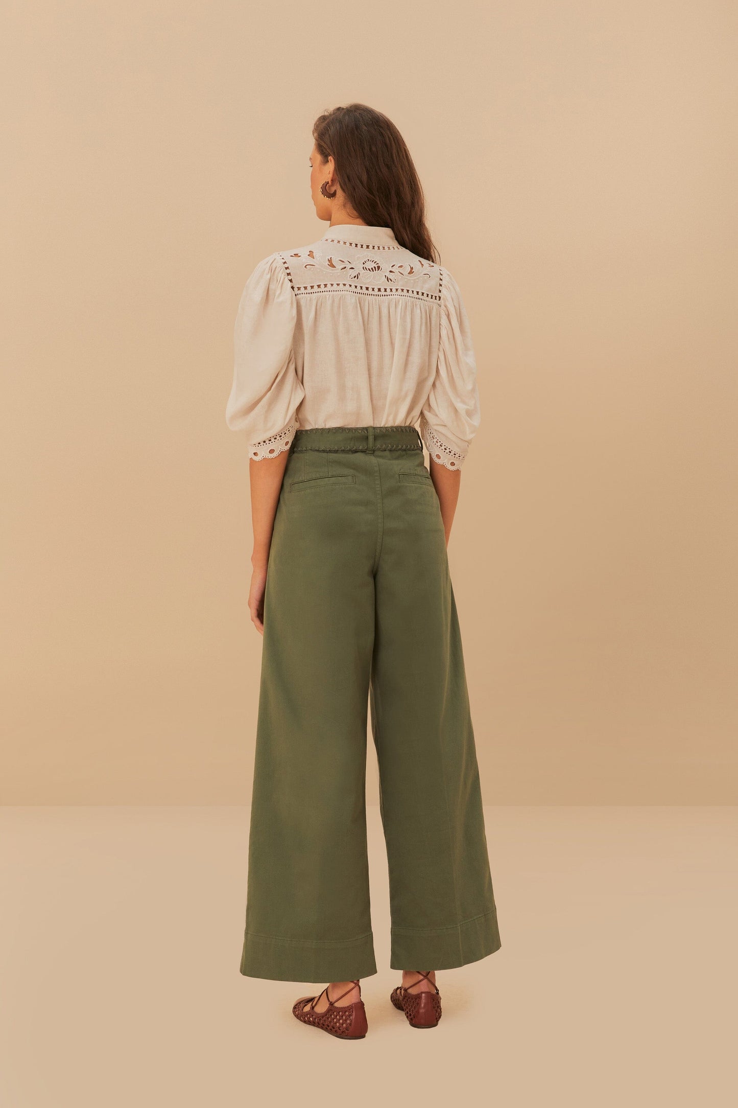 Pantalón ancho plisado de sarga verde