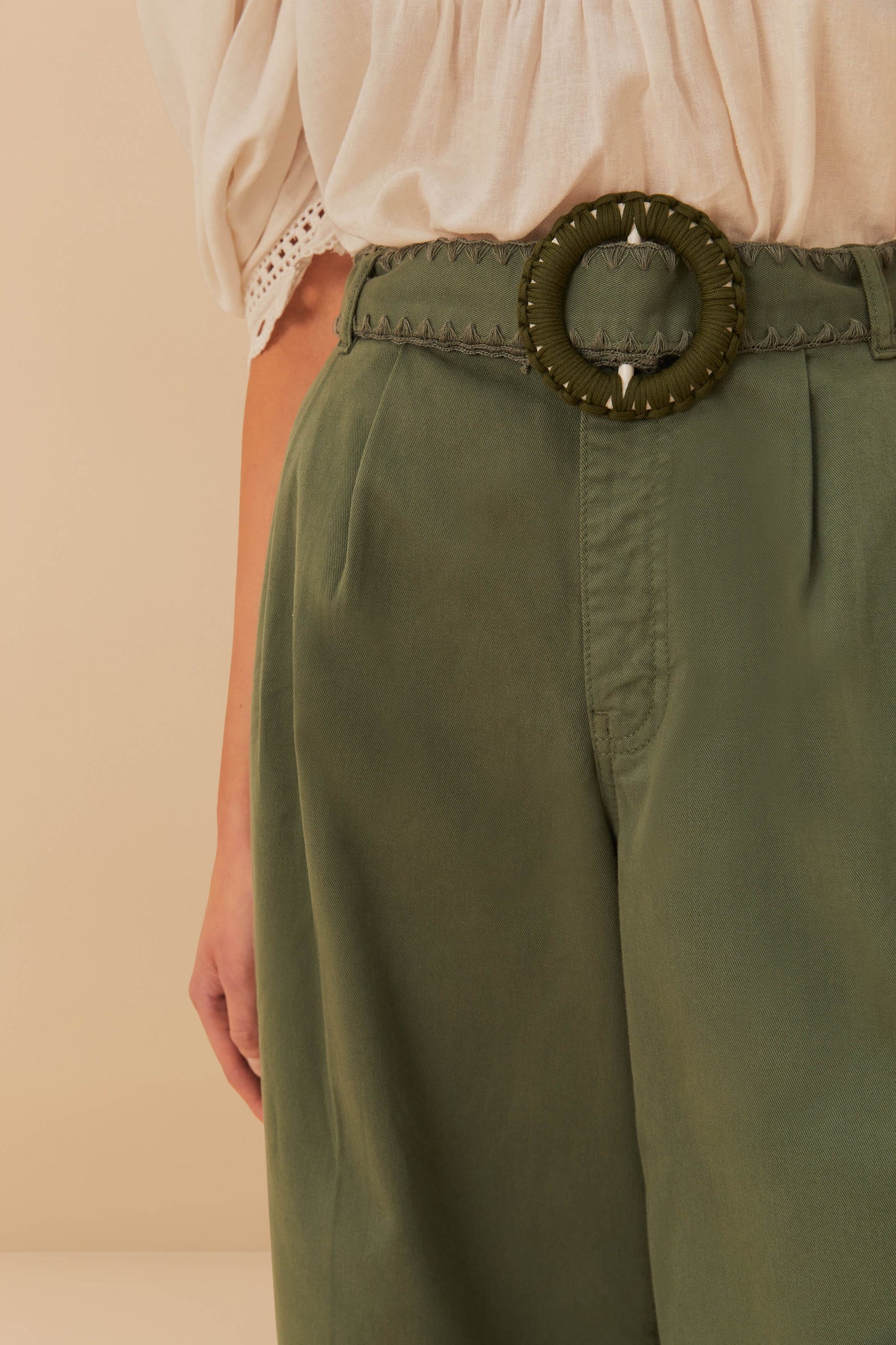 Pantalón ancho plisado de sarga verde
