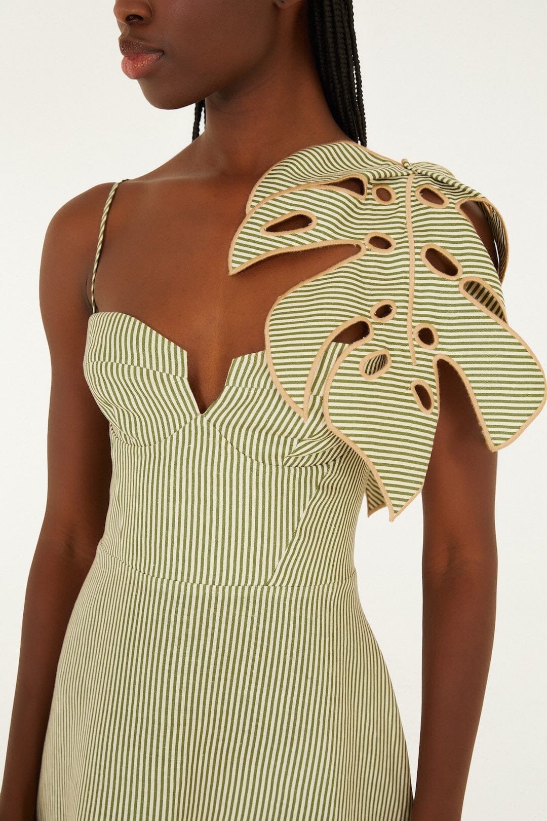 vestido midi sin mangas con hojas de monstera a rayas