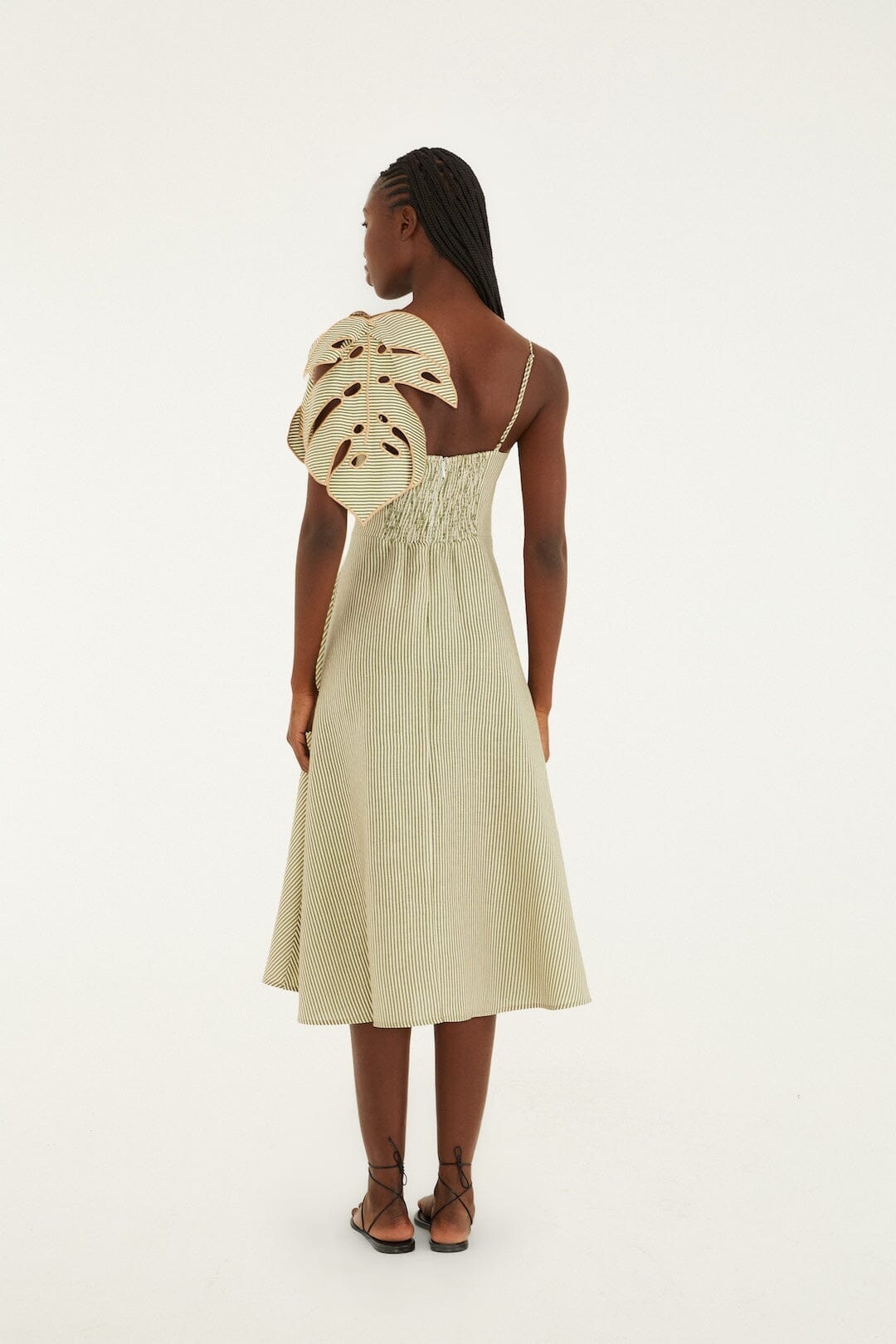 vestido midi sin mangas con hojas de monstera a rayas