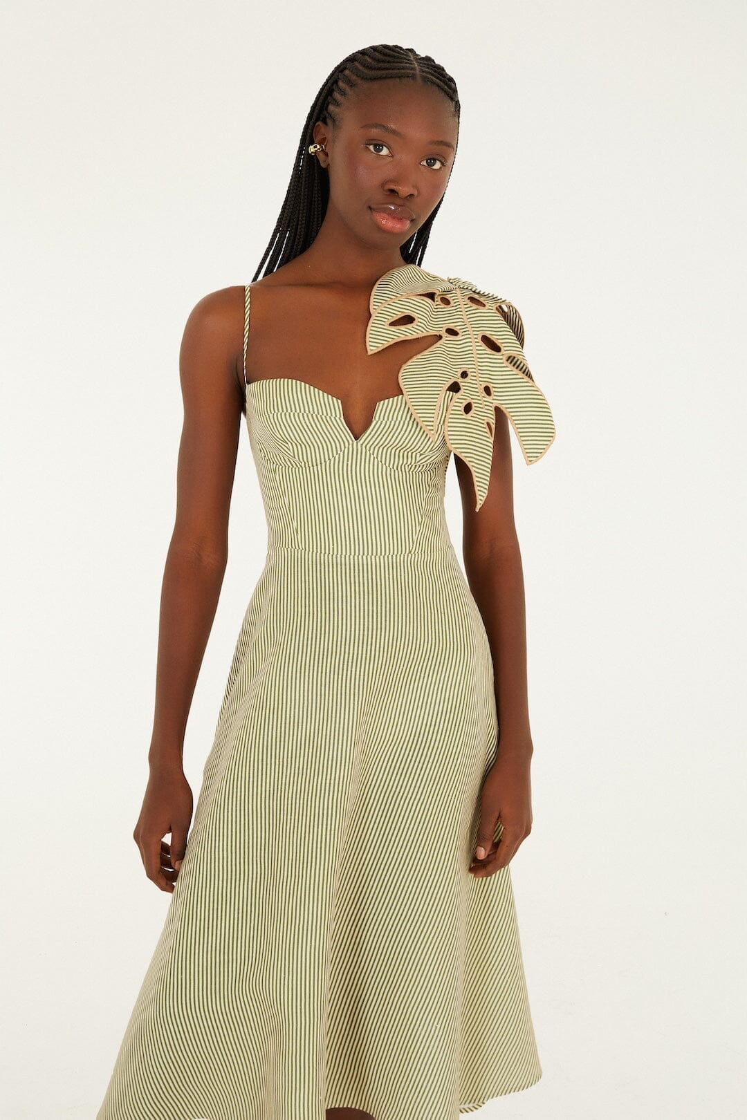 vestido midi sin mangas con hojas de monstera a rayas