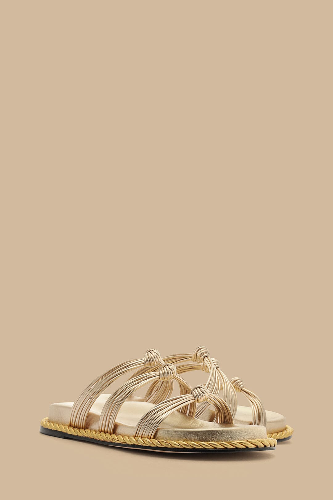 Sandalia nudo dorado
