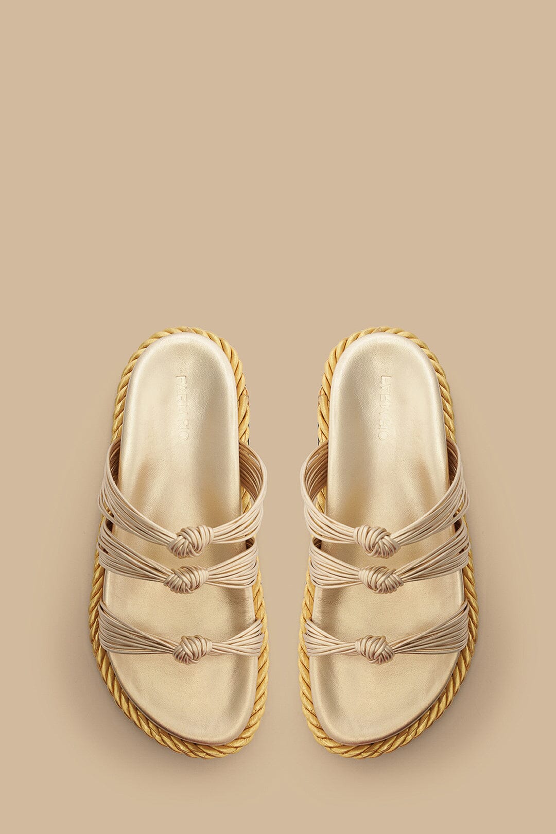 Sandalia nudo dorado
