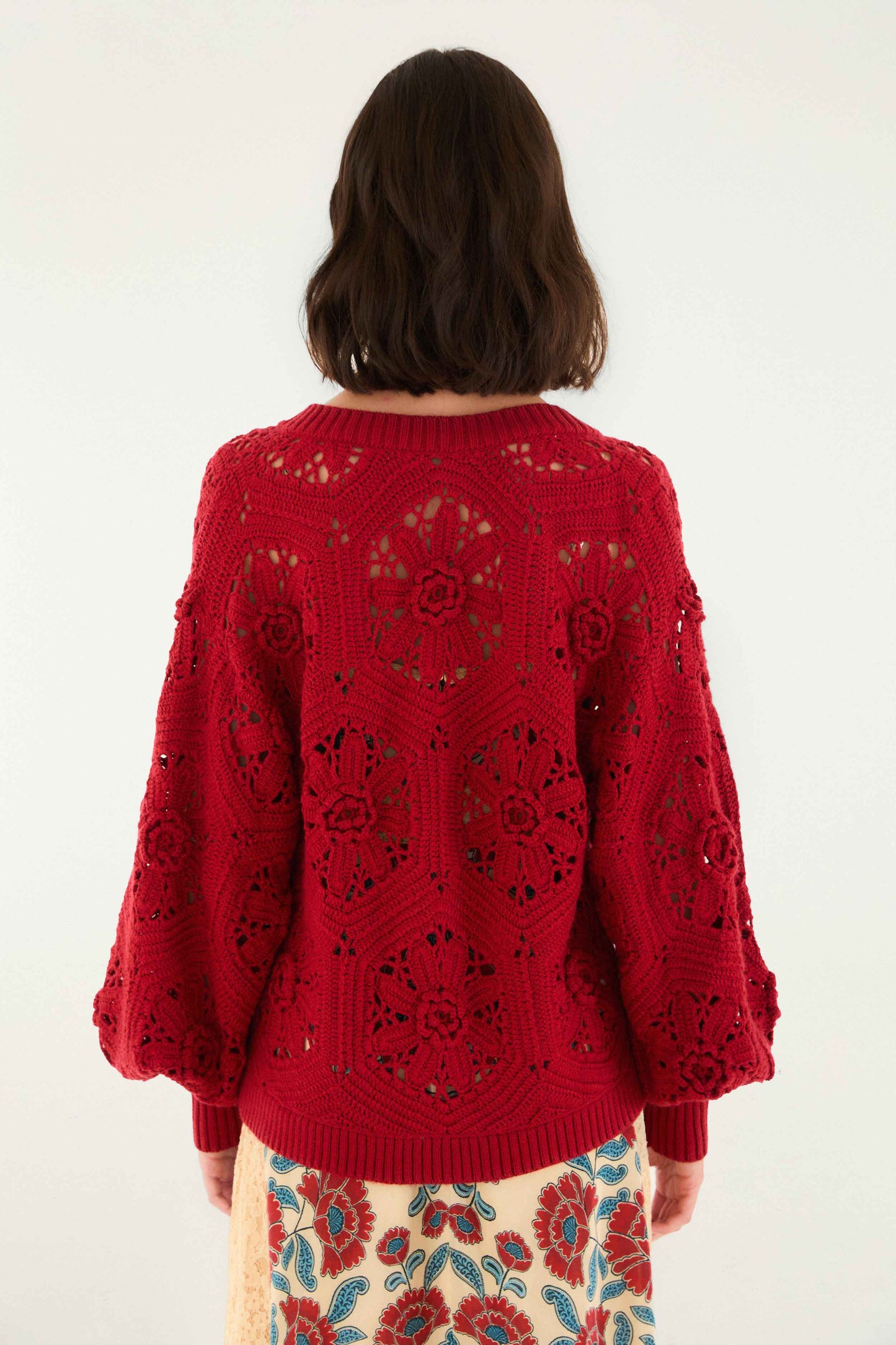Cárdigan rojo de punto con flores de ganchillo
