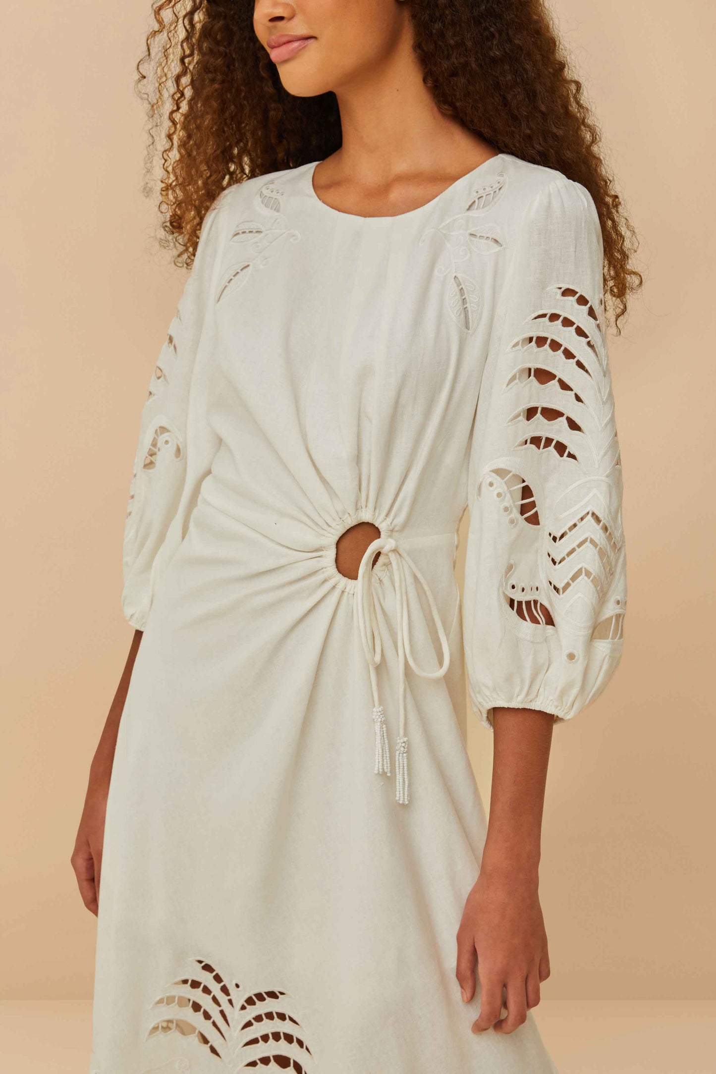 vestido midi blanco roto con aberturas richilieu