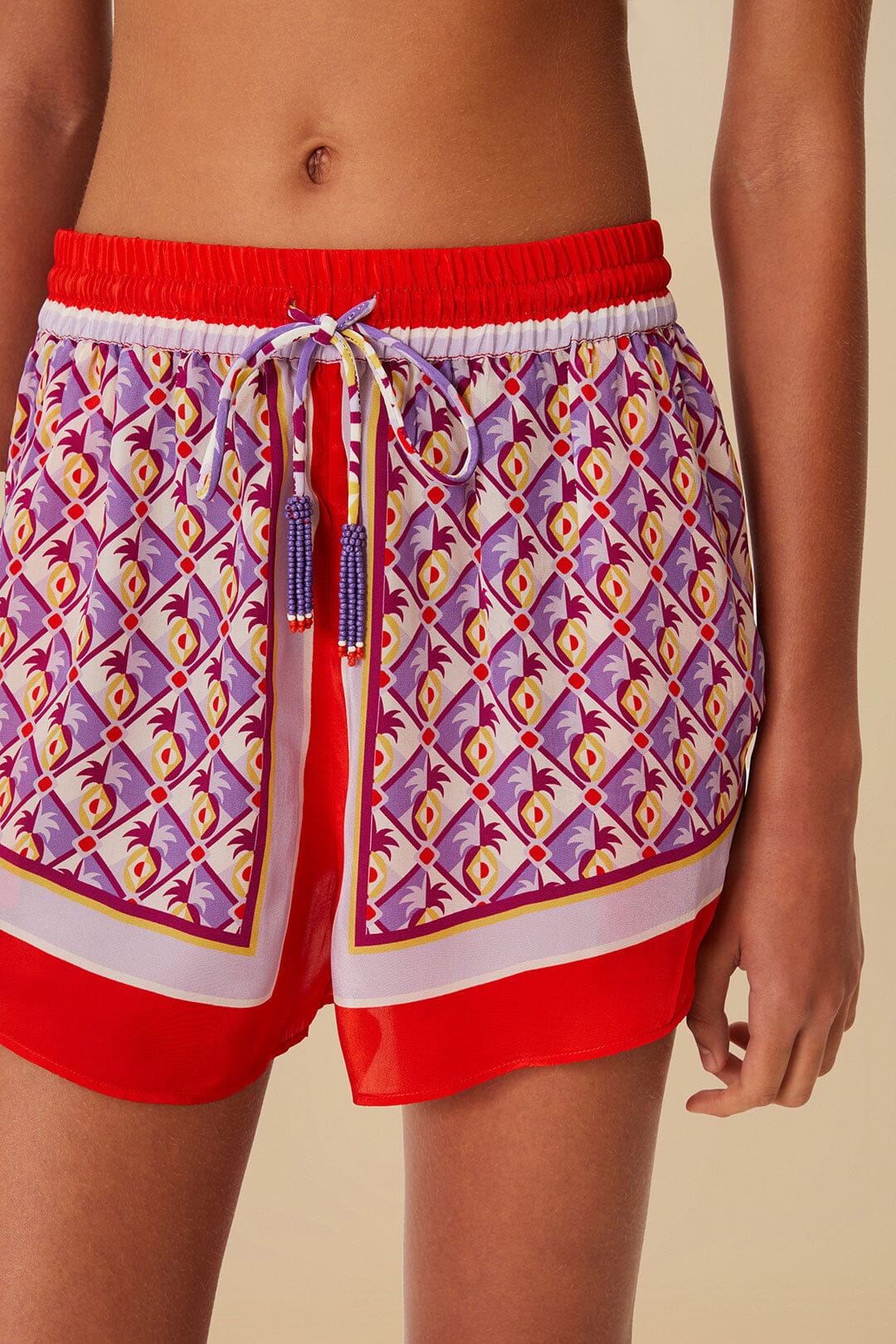 Shorts con estampado gráfico multicolor de piña