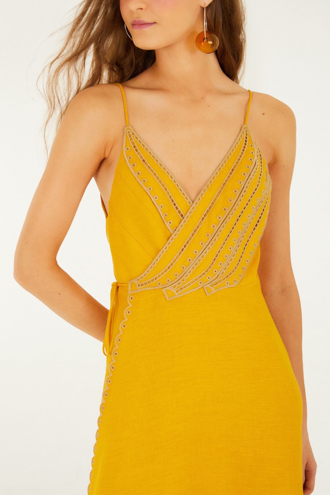 vestido largo cruzado de plátanos amarillos