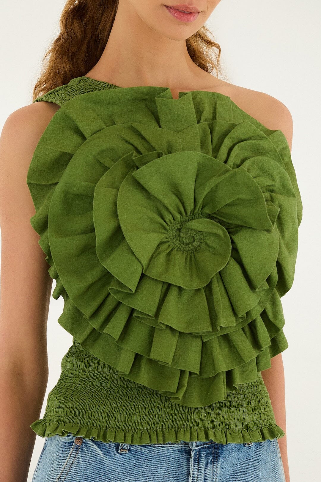 blusa verde de un solo hombro