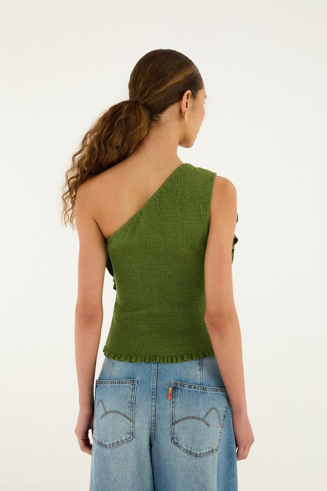blusa verde de un solo hombro