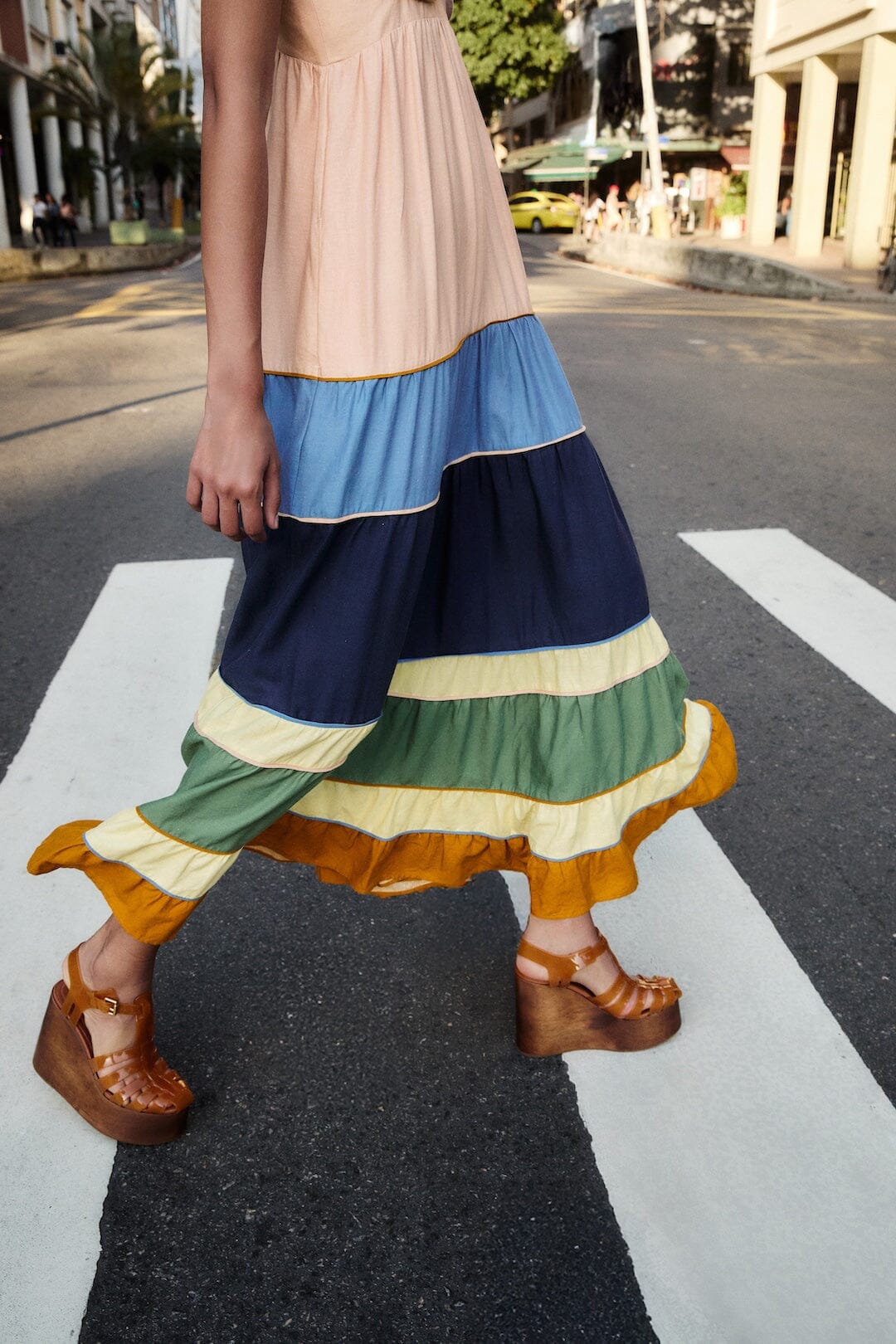 Vestido largo sin mangas con pliegues en una mezcla de colores