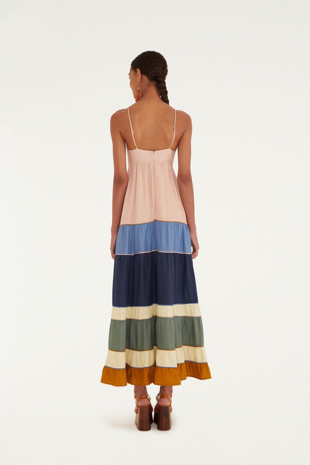 Vestido largo sin mangas con pliegues en una mezcla de colores