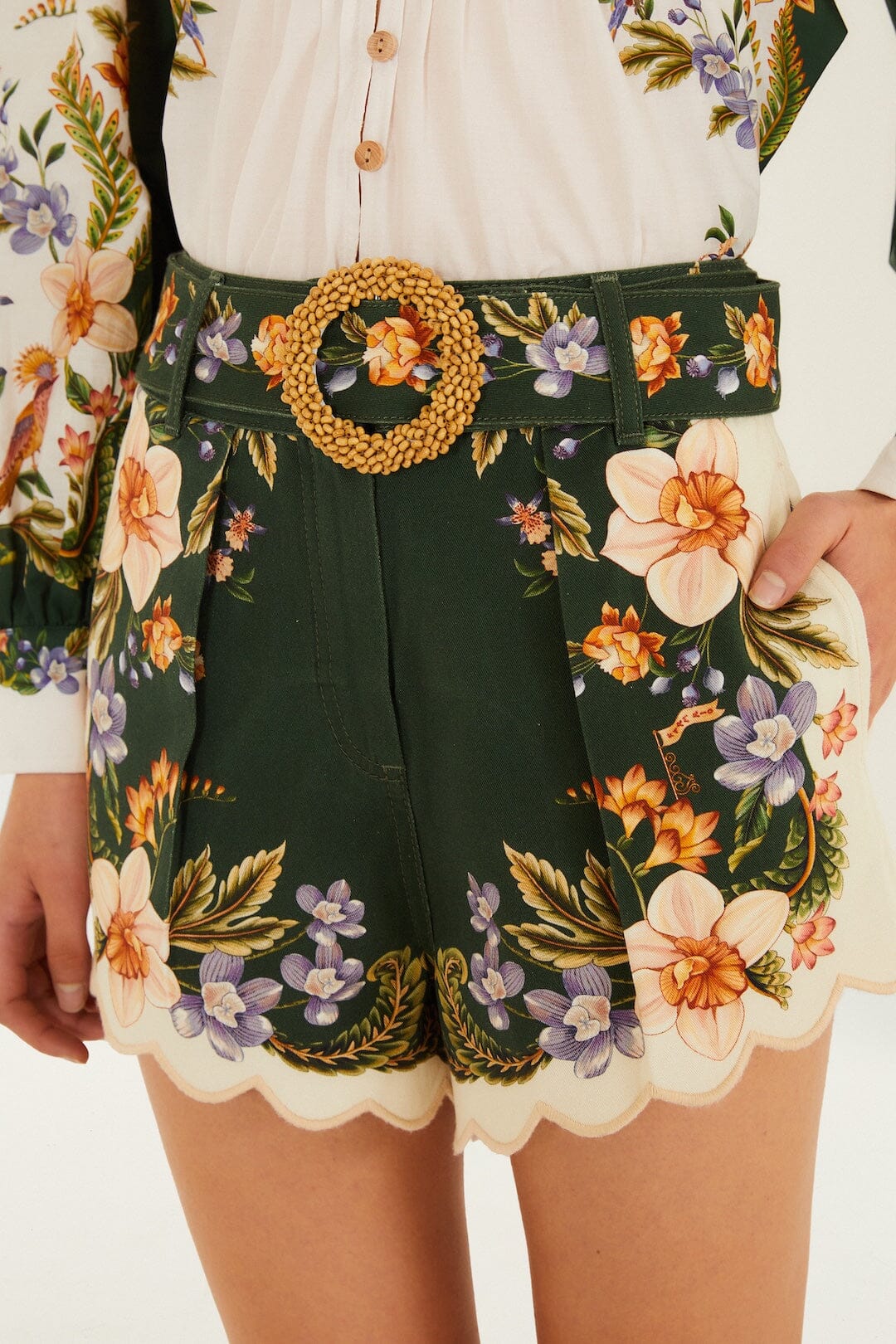 Short de Sarga Verde Berry Garden con Hebilla y Cuentas