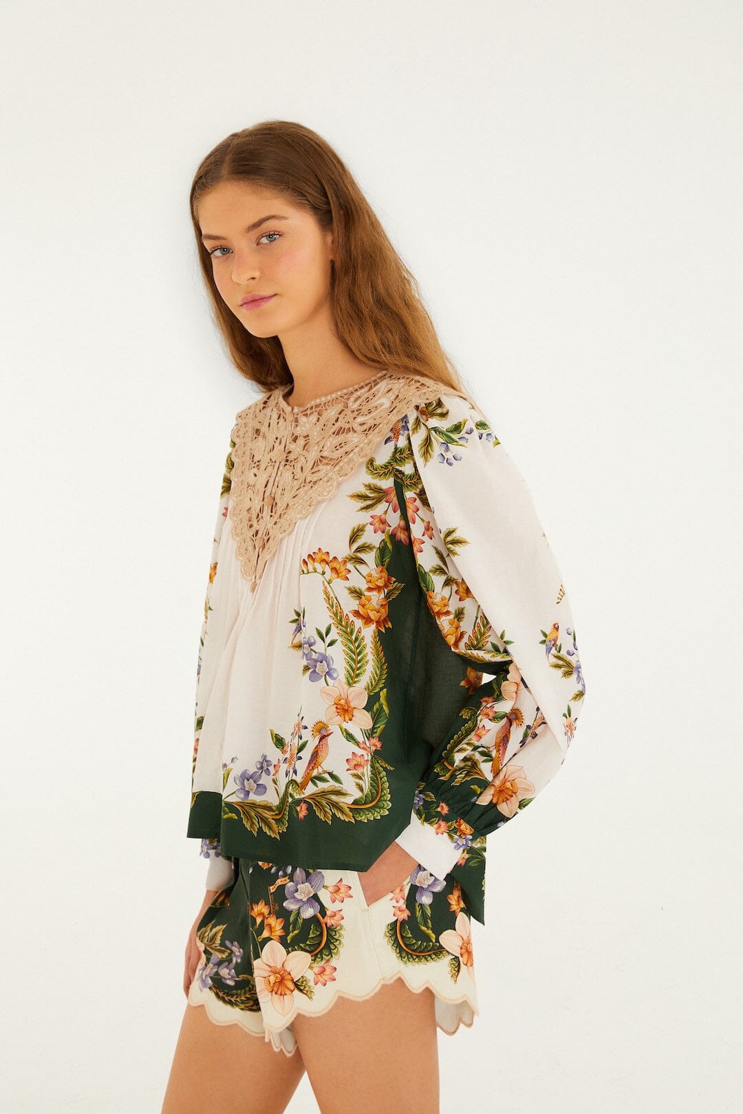 Short de Sarga Verde Berry Garden con Hebilla y Cuentas