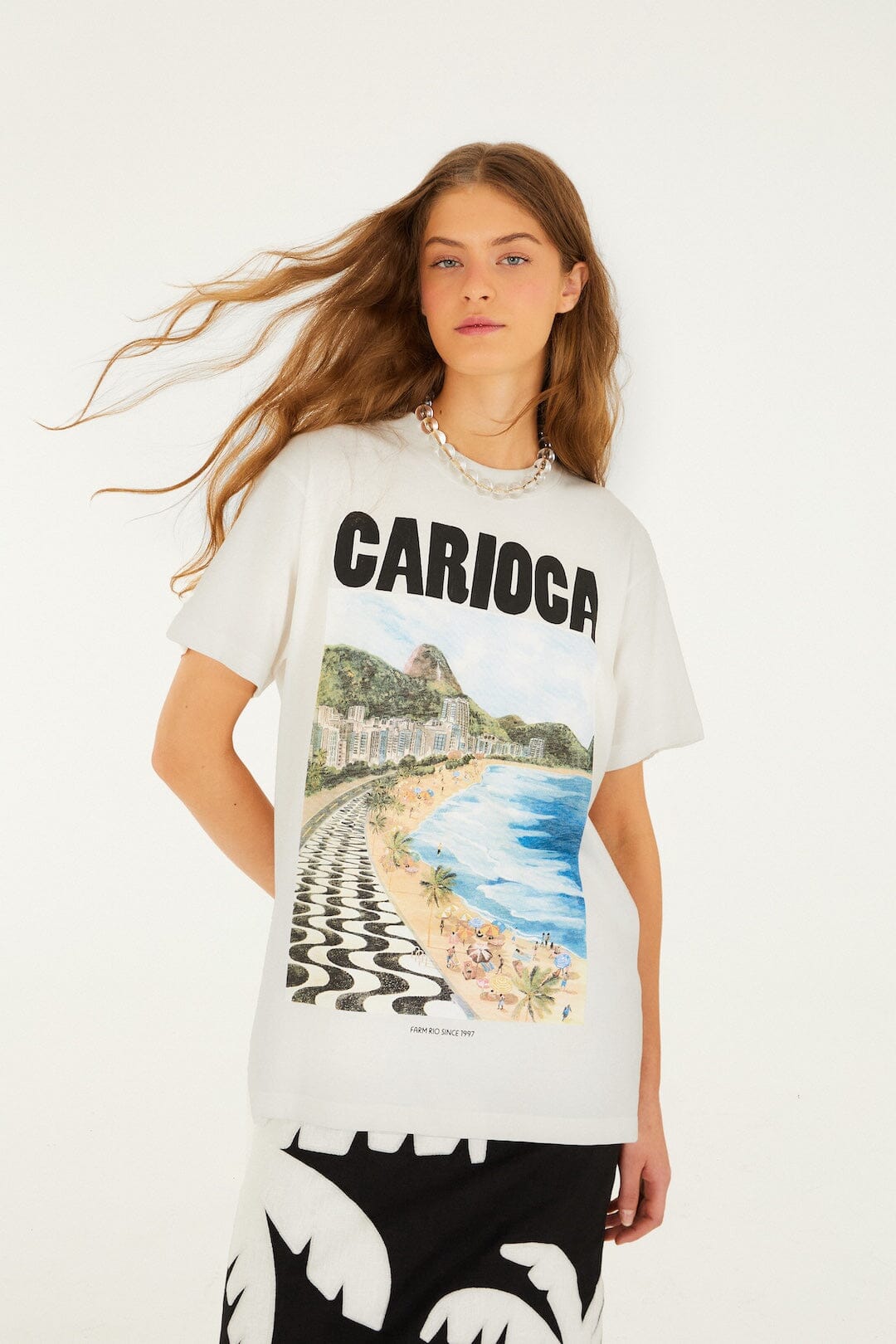 camiseta holgada paisaje carioca blanco roto