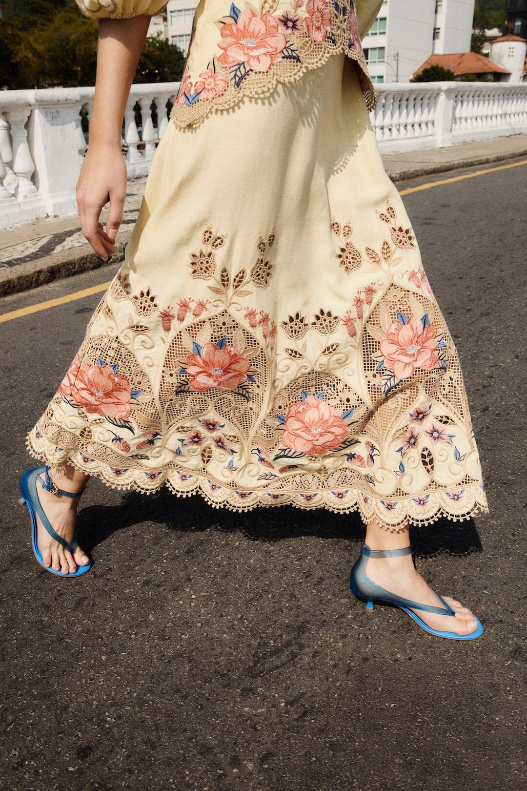 vestido midi de manga larga con bordado