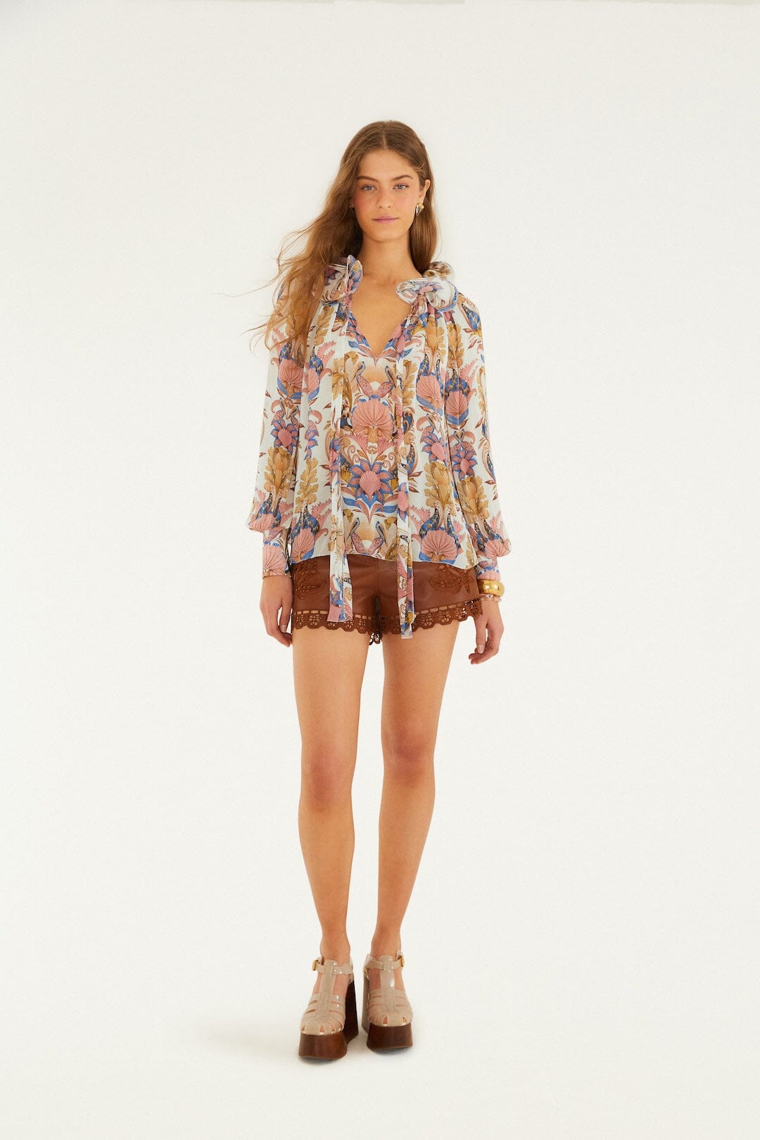 blusa de manga larga en blanco roto sea garden
