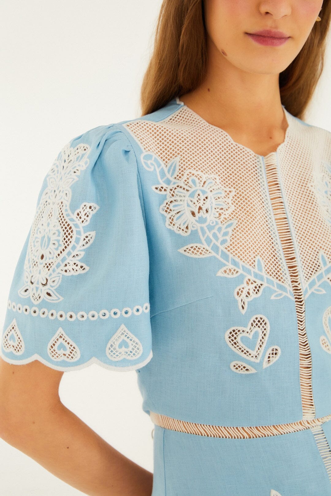 vestido midi de manga corta con bordado azul claro