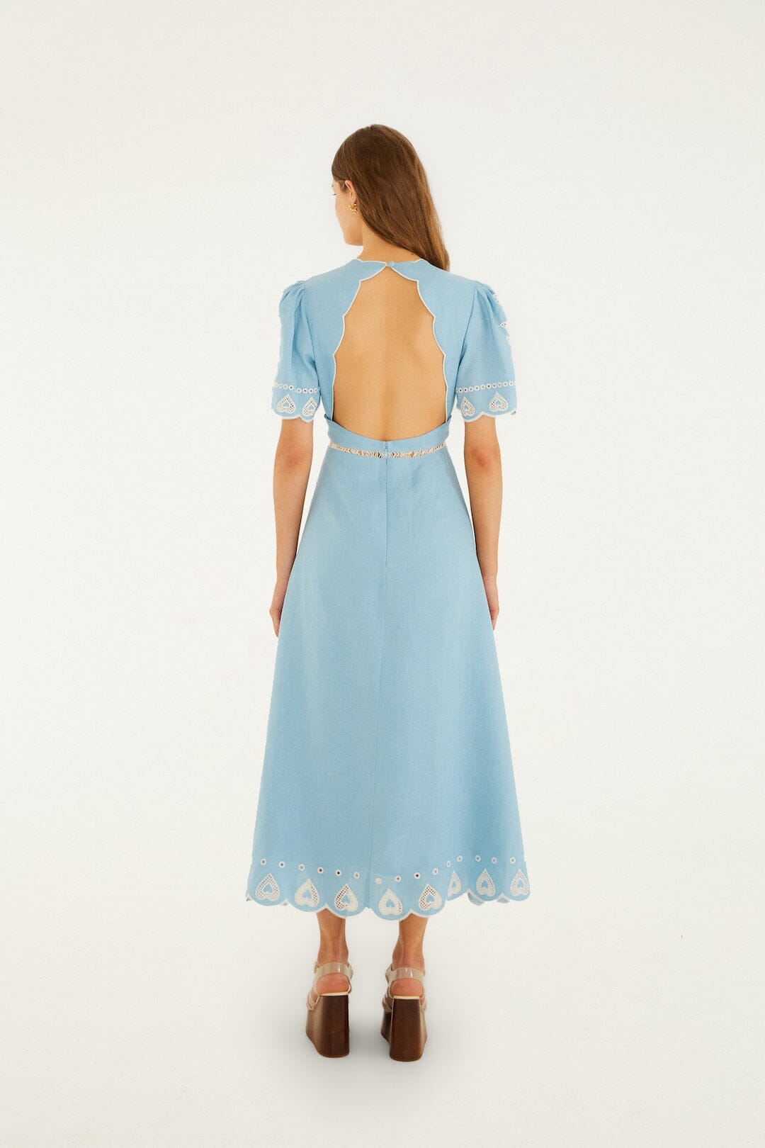 vestido midi de manga corta con bordado azul claro