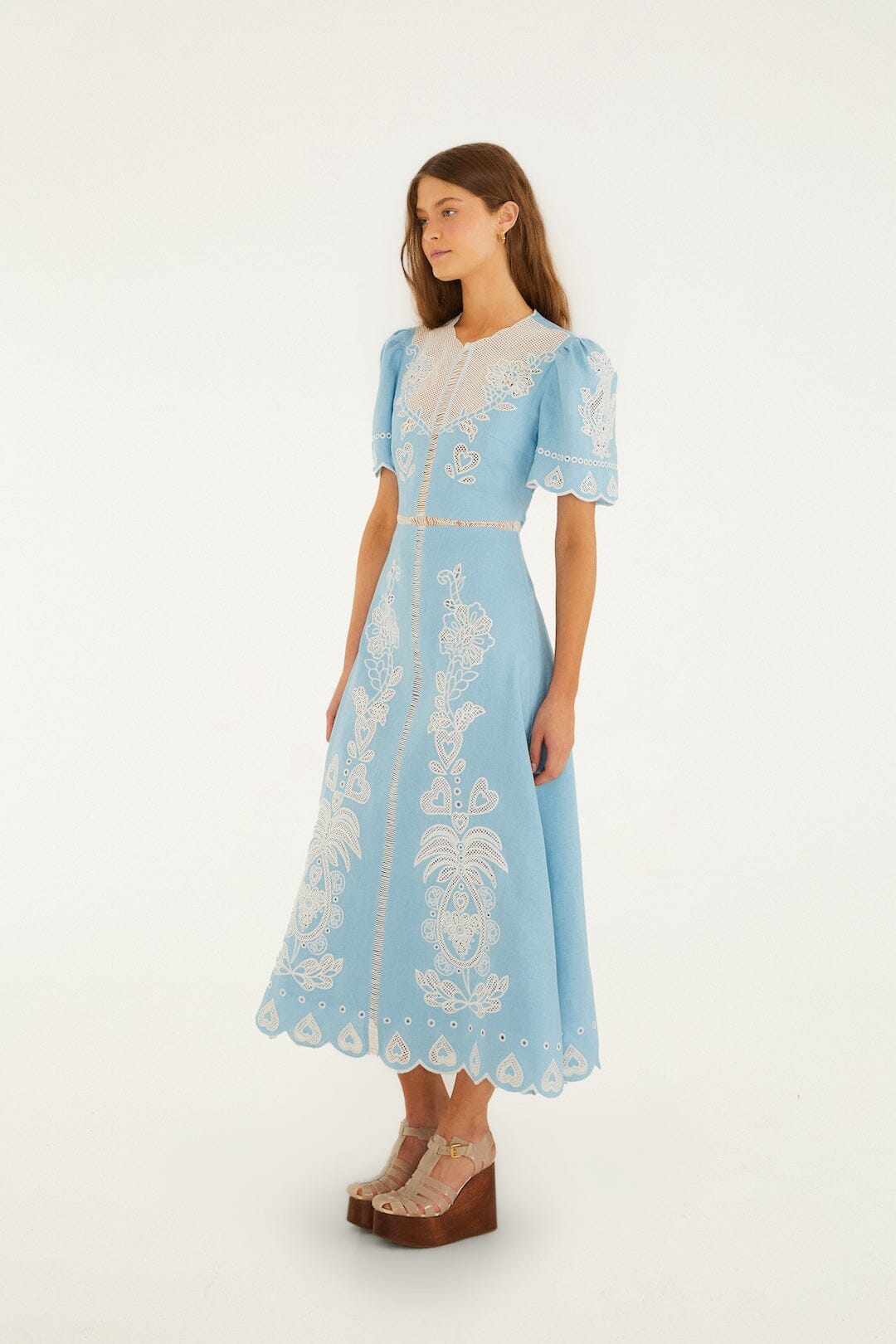 vestido midi de manga corta con bordado azul claro