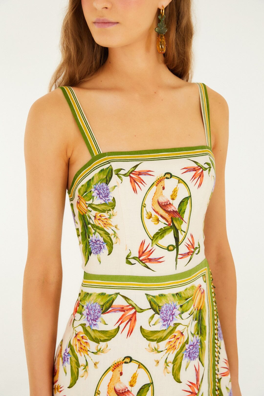 Minivestido sin mangas color arena con pañuelo tropical