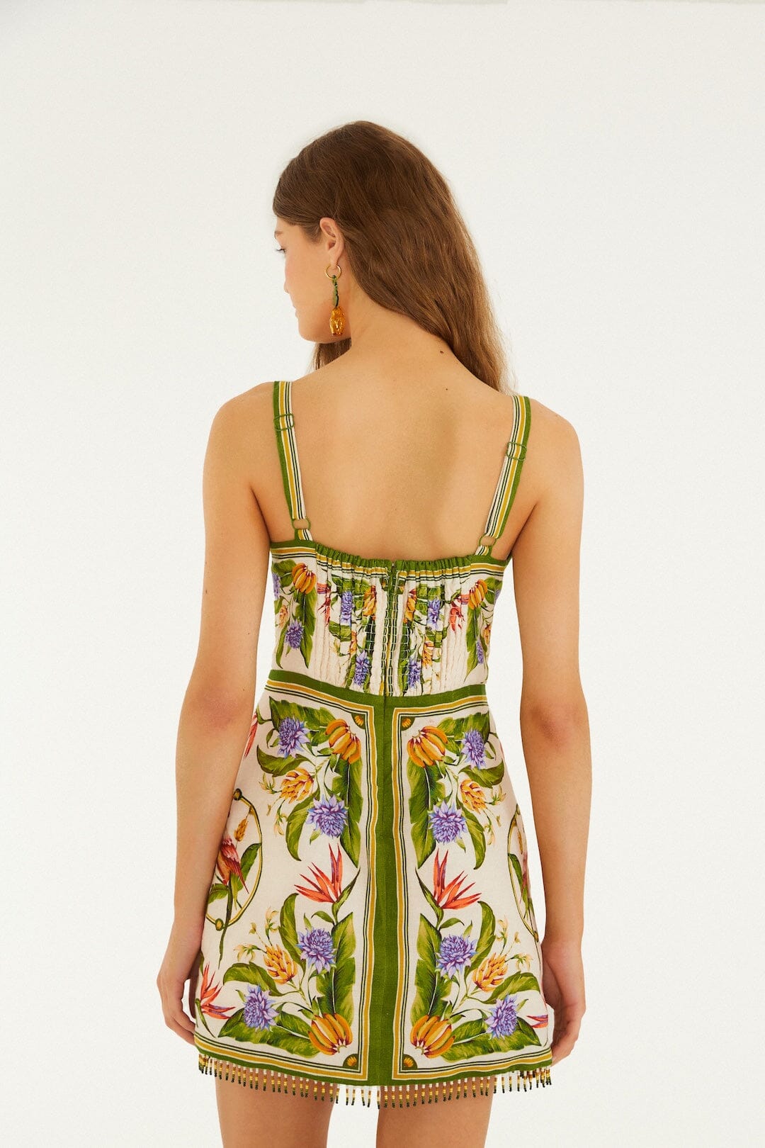Minivestido sin mangas color arena con pañuelo tropical
