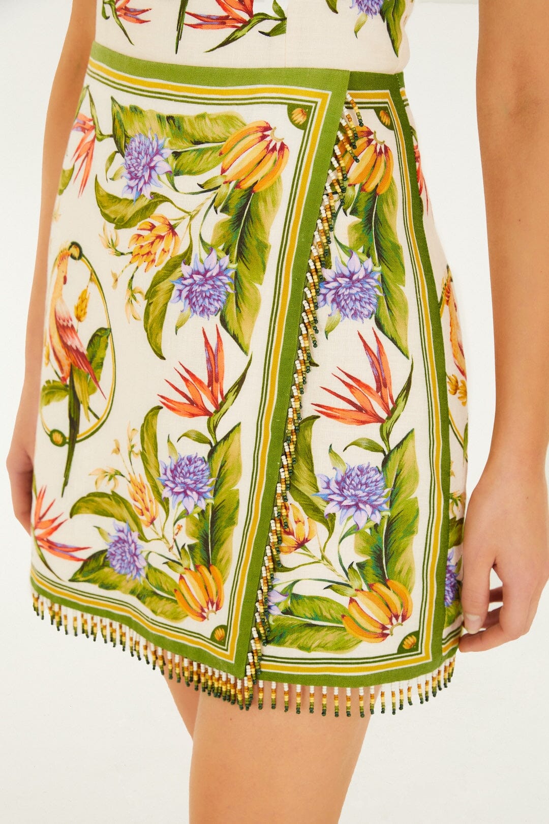 Minivestido sin mangas color arena con pañuelo tropical