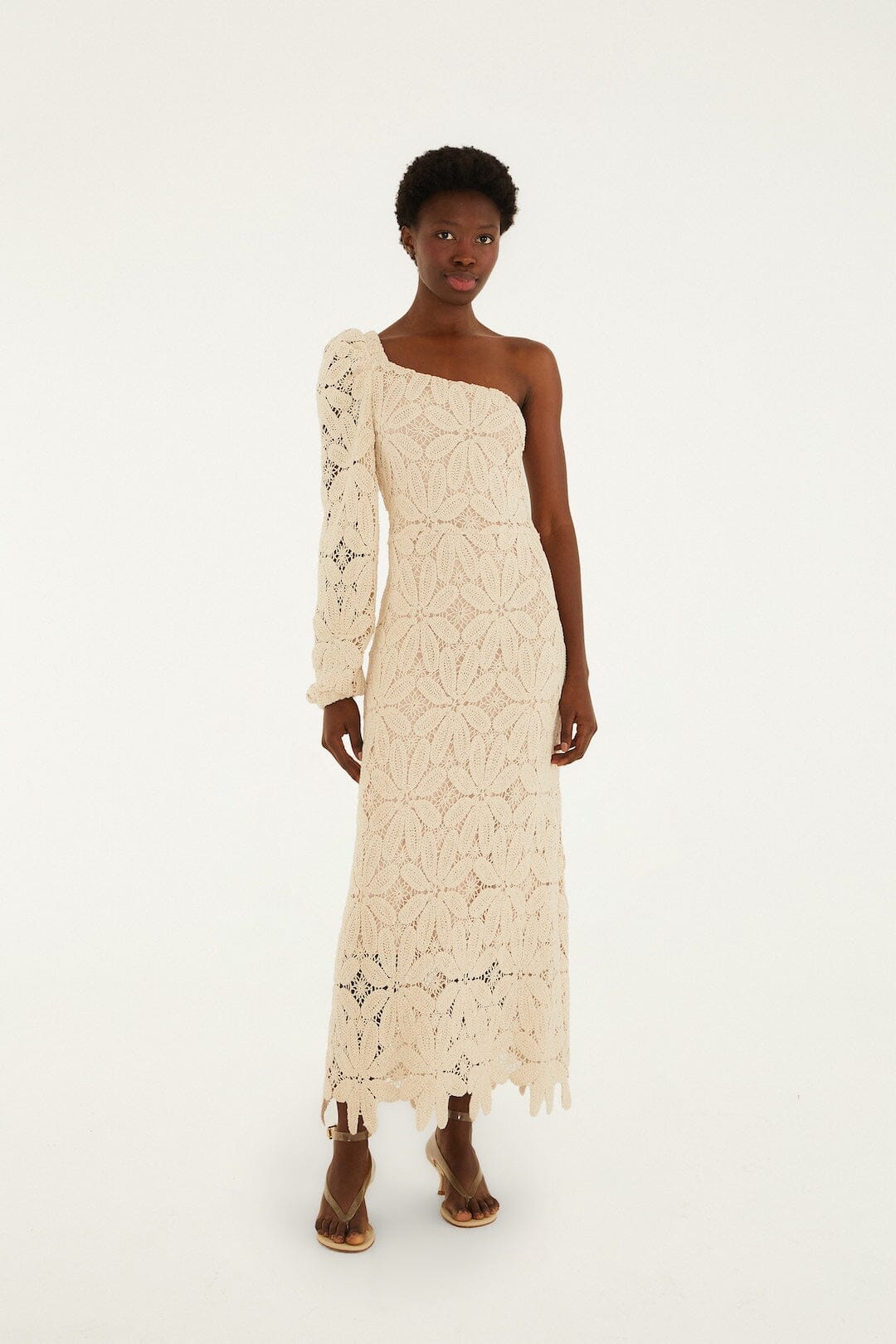 Maxi Vestido Blanco Hueso de Un Hombro con Flor de Crochet