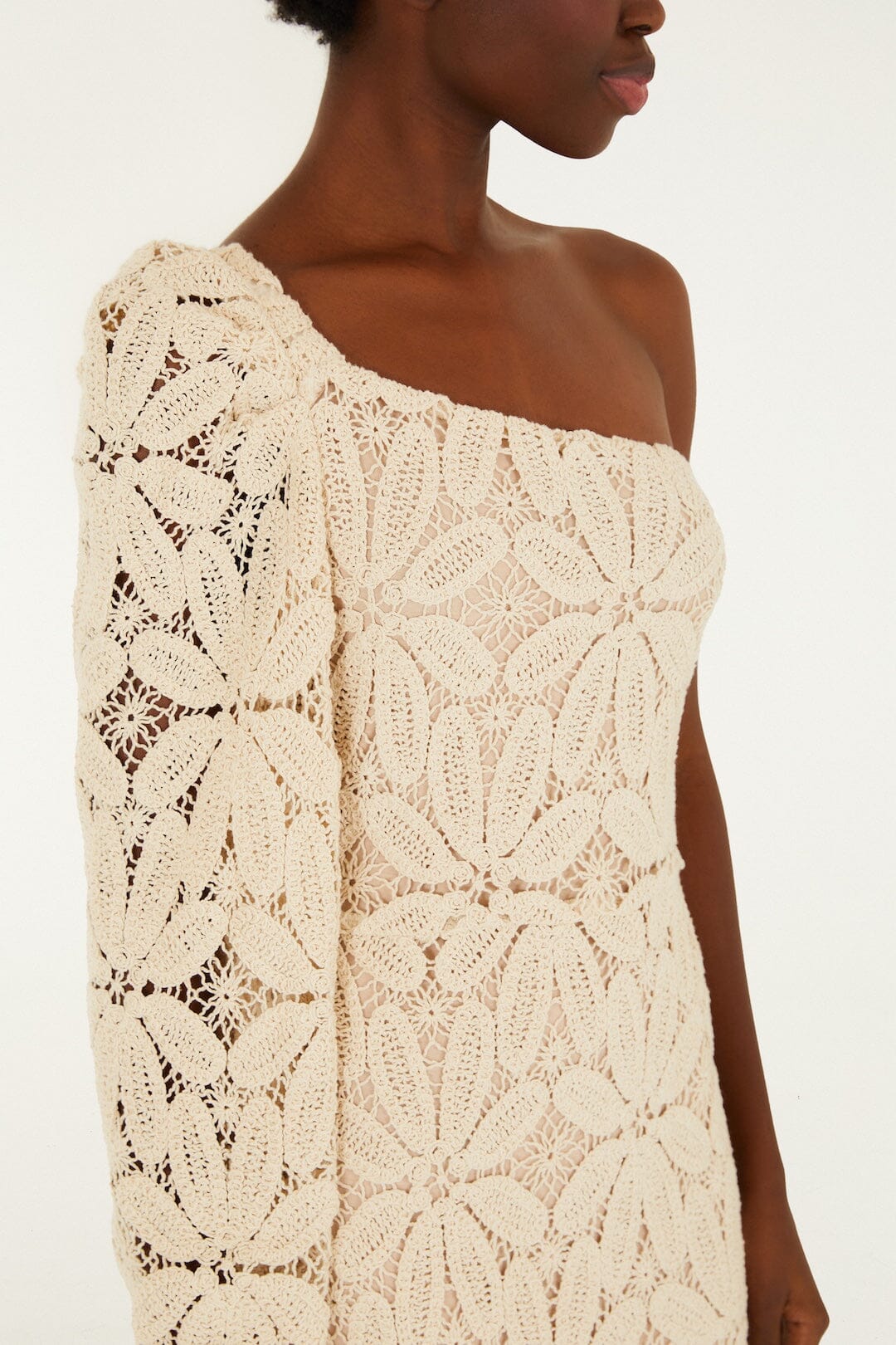 Maxi Vestido Blanco Hueso de Un Hombro con Flor de Crochet