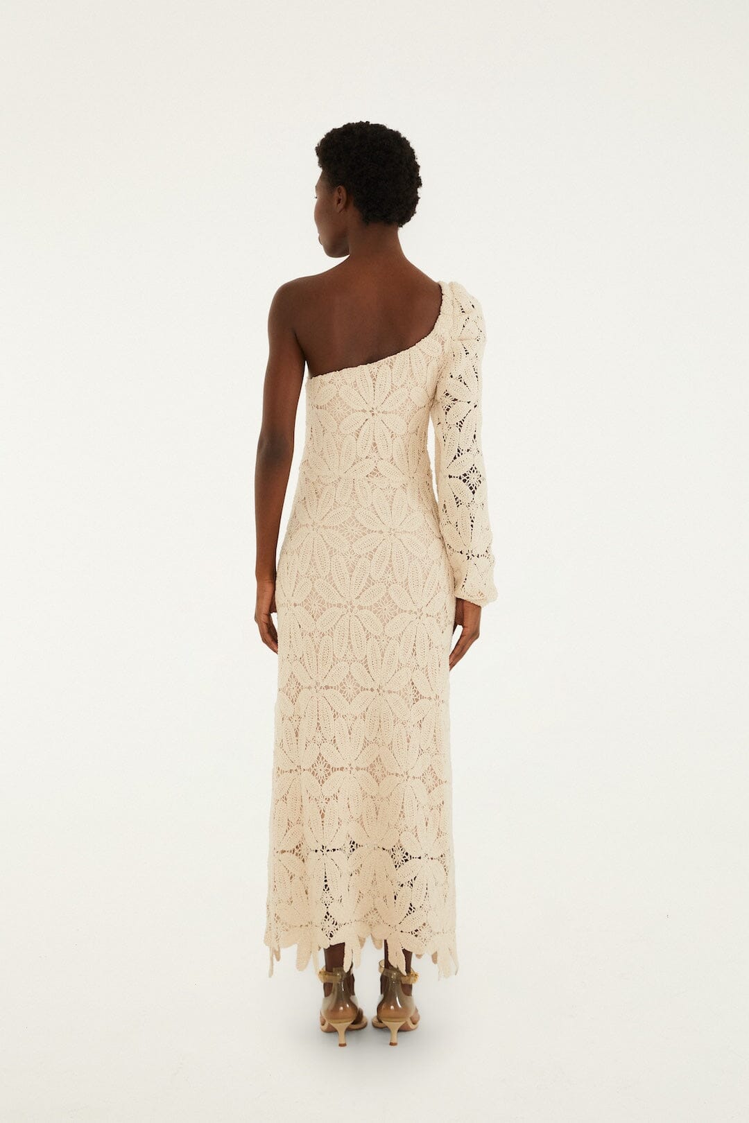 Maxi Vestido Blanco Hueso de Un Hombro con Flor de Crochet